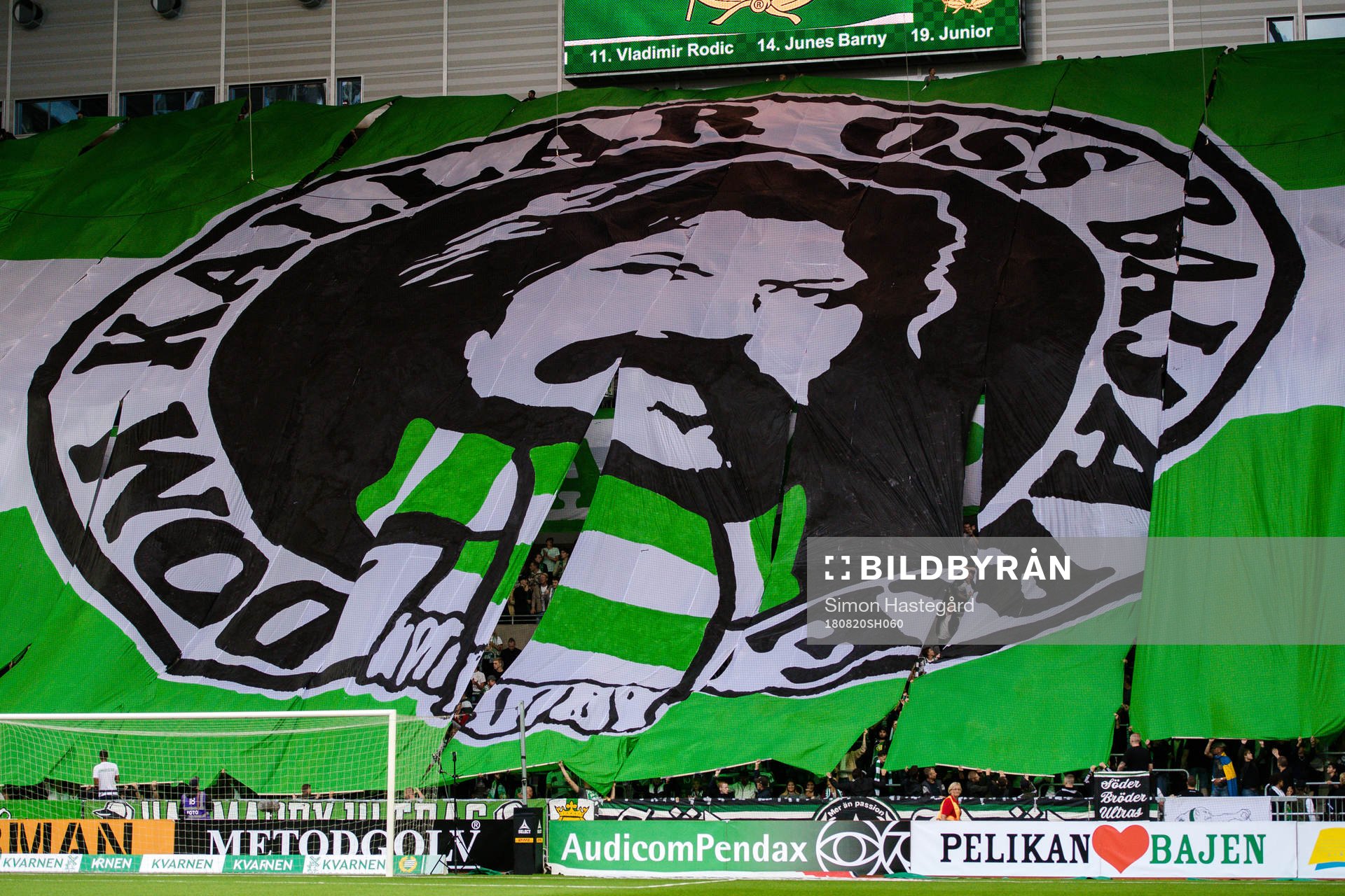 Hammarbys supportrar med tifo före fotbollsmatchen i