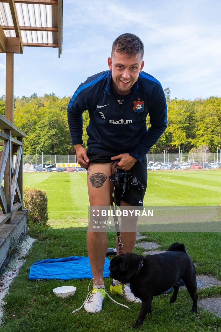 Örgrytes Karl-Johan Lindblad med hunden Olof efter en träning den 21 augusti 2018 i Göteborg.