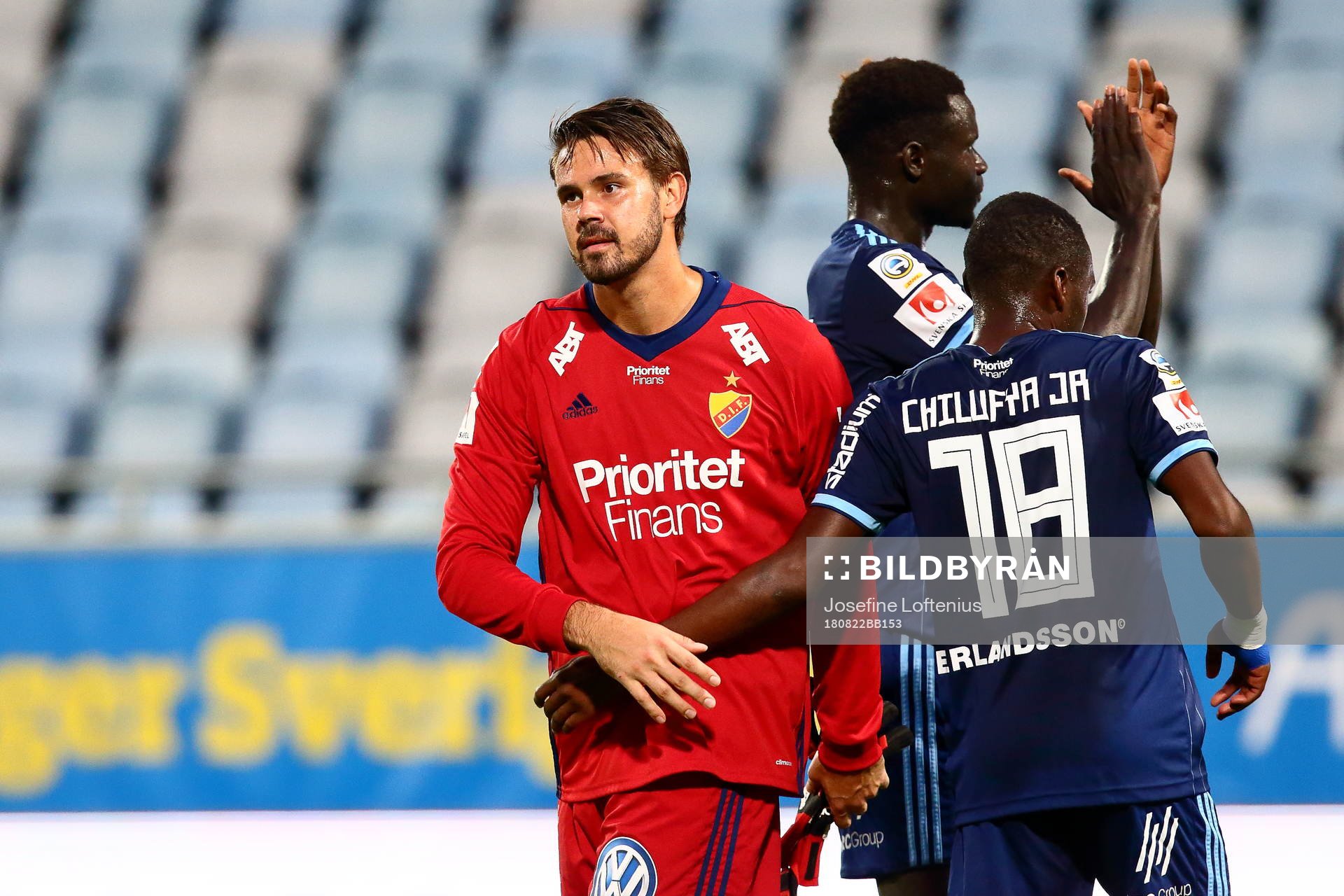 Djurgårdens målvakt Tommi Vaiho jublar med Edward Chilufya