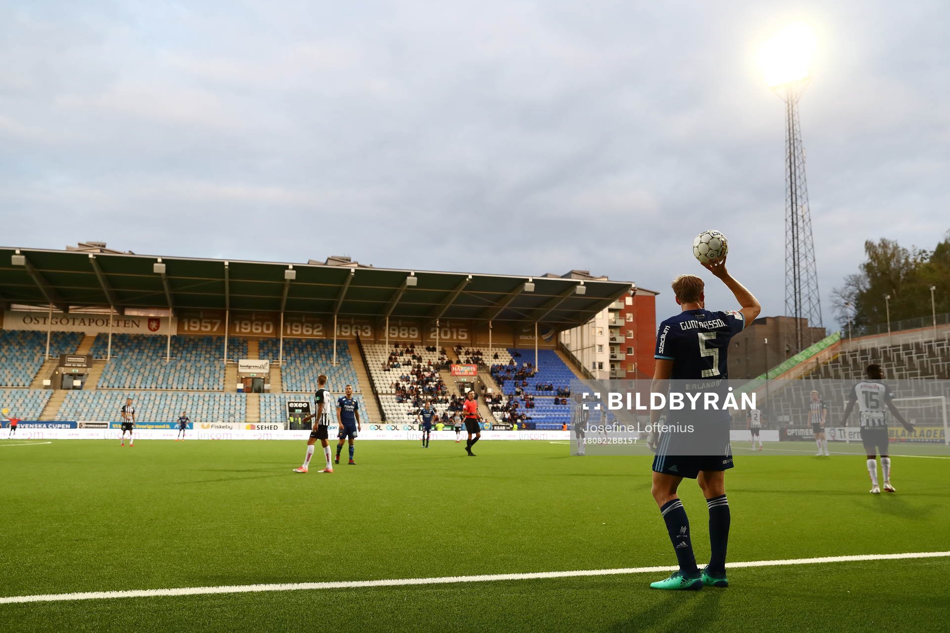 Djurgårdens Niklas Gunnarsson väntar på att göra ett