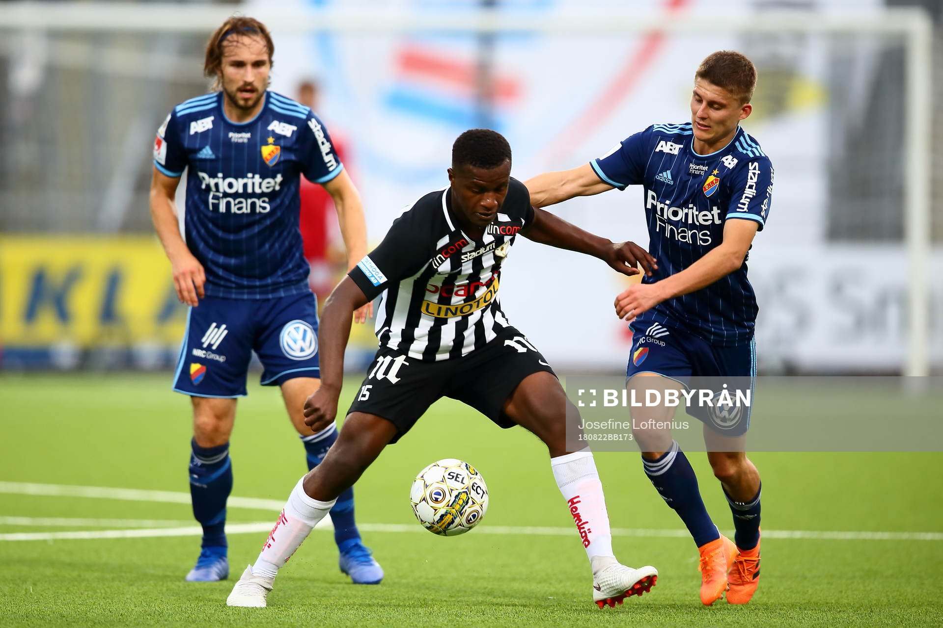 Sylvias Manasse Kuso med Djurgårdens Kevin Walker bakom sig
