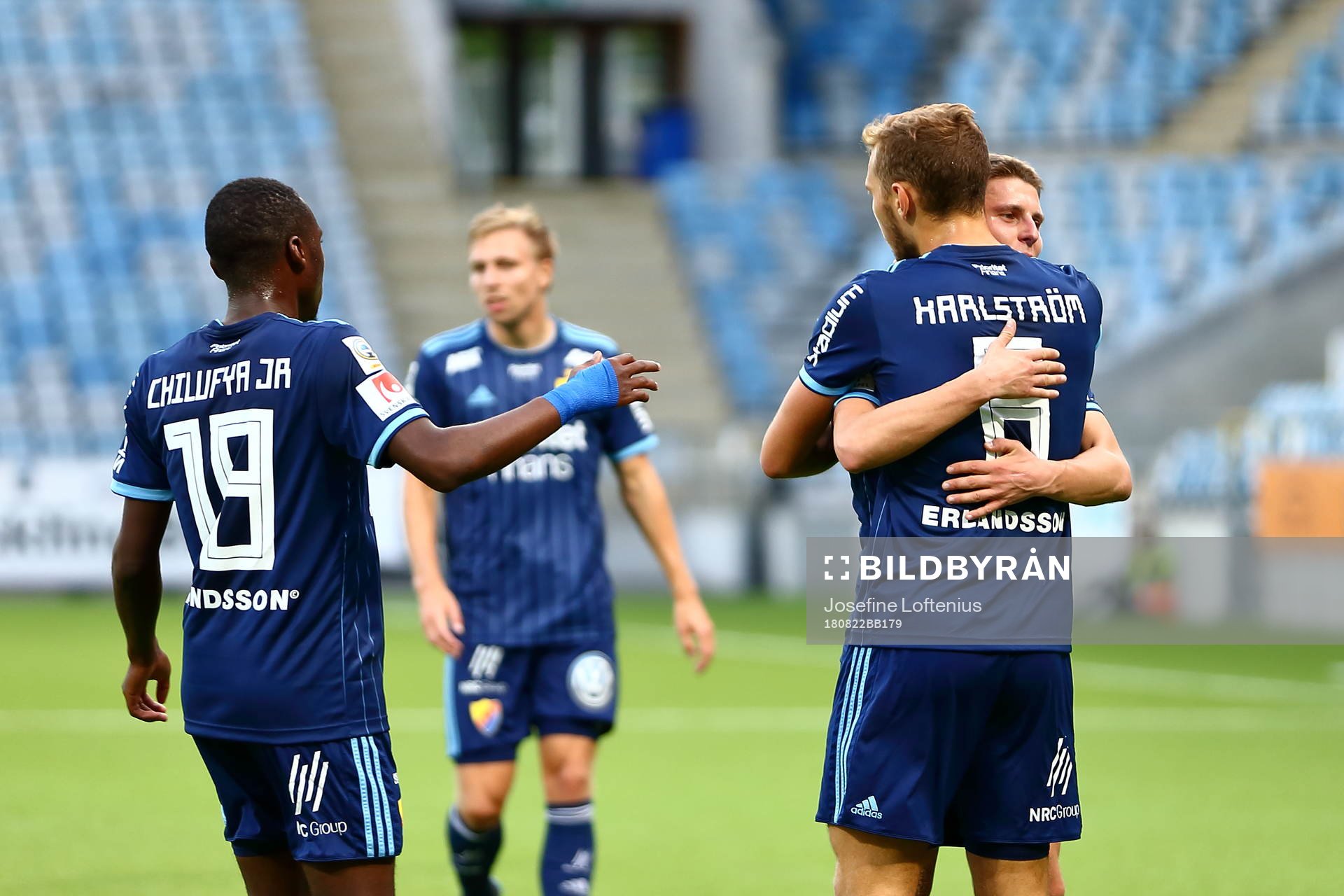 Djurgårdens Jesper Karlström blir omkramad