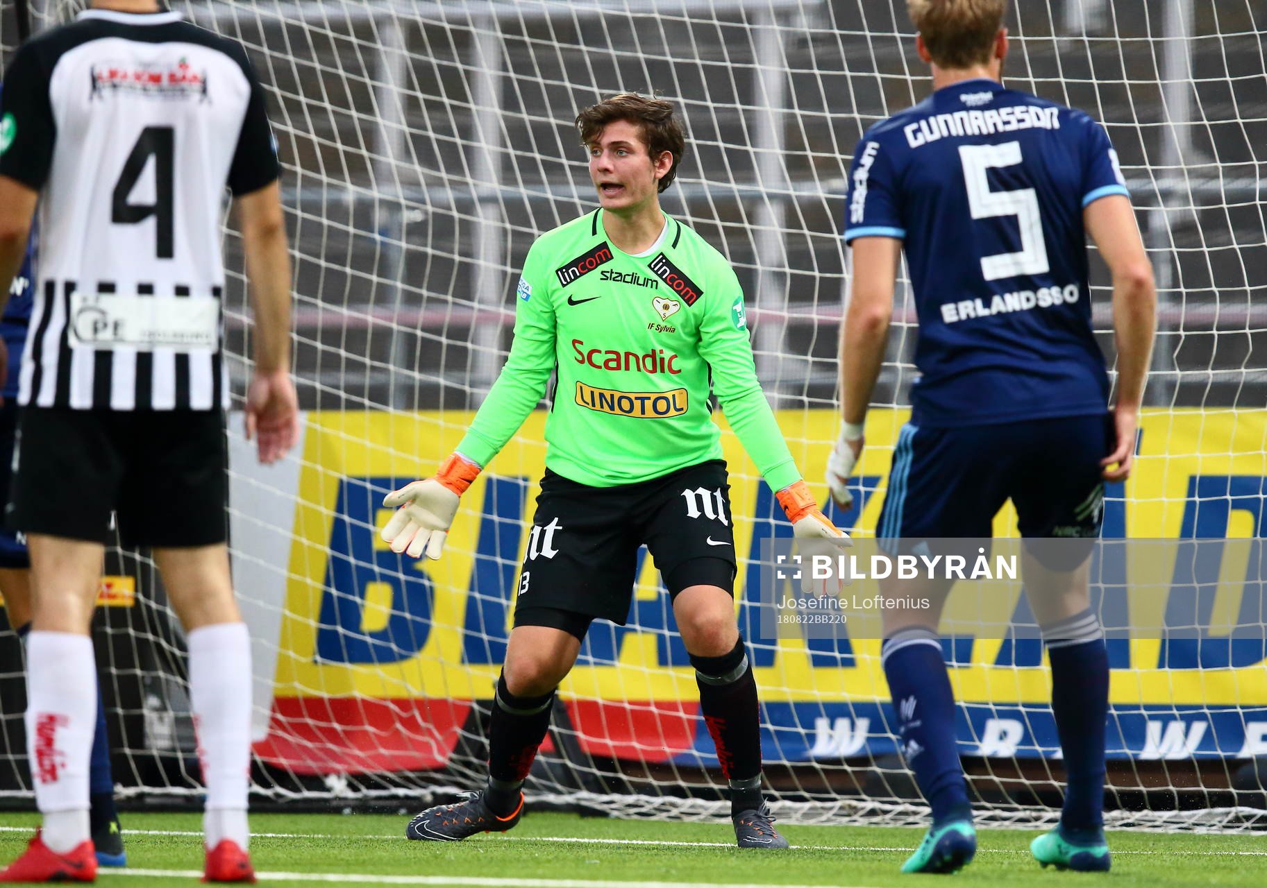 Sylvias målvakt Robin Gustavsson reagerar