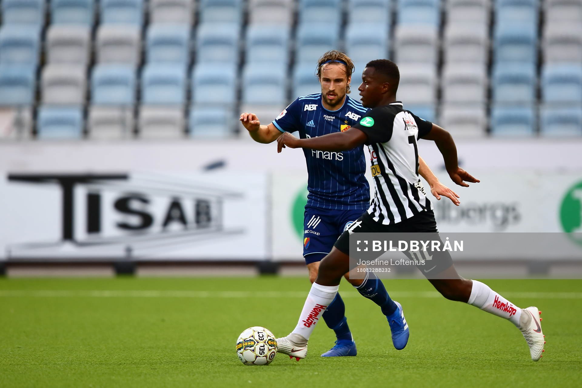 Djurgårdens Kevin Walker försöker ta bollen från