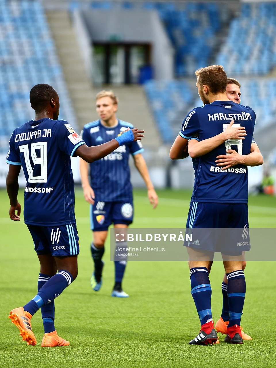 Djurgårdens Jesper Karlström blir omkramad