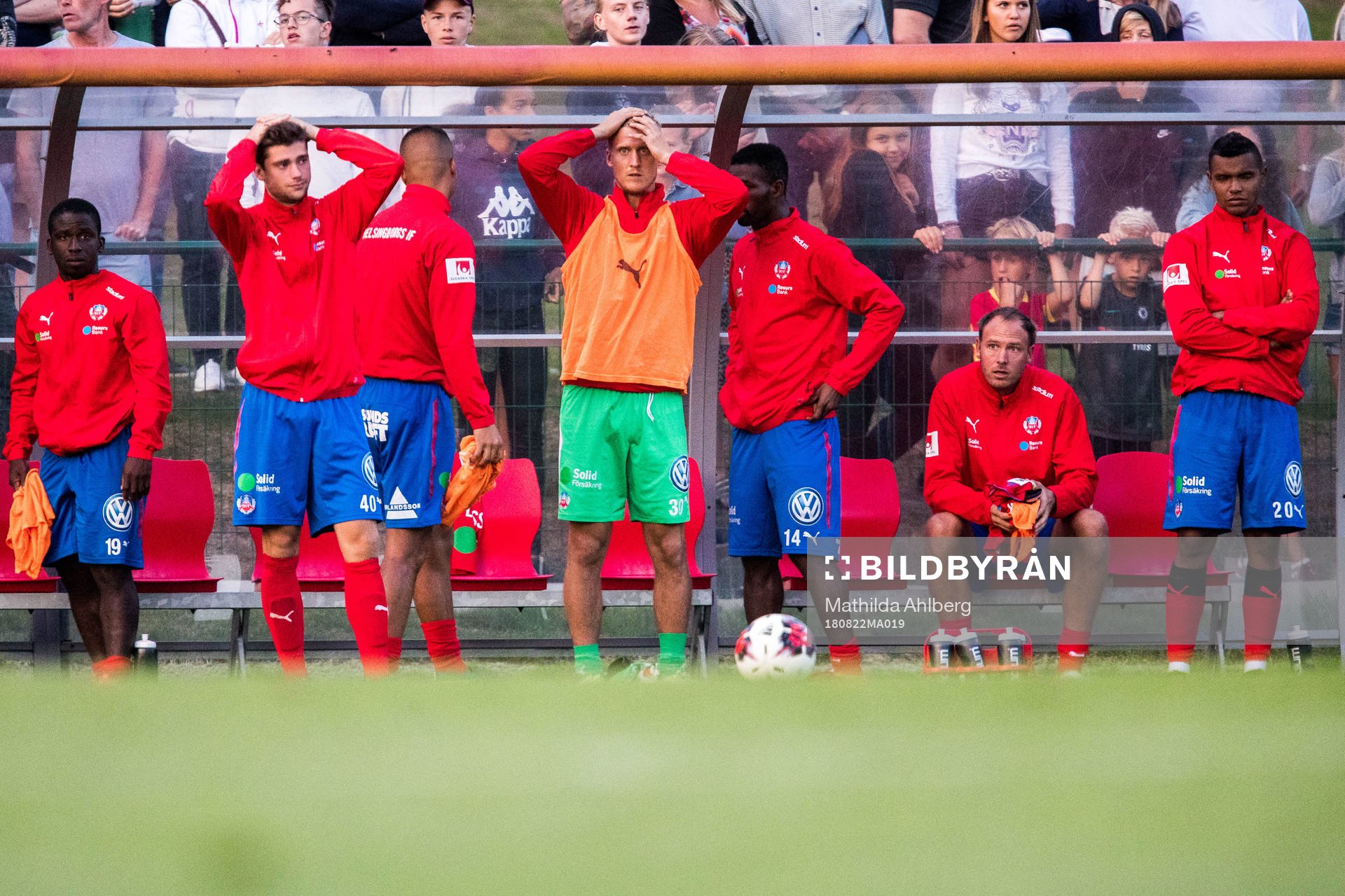 Helsingborgs spelare på bänken deppar