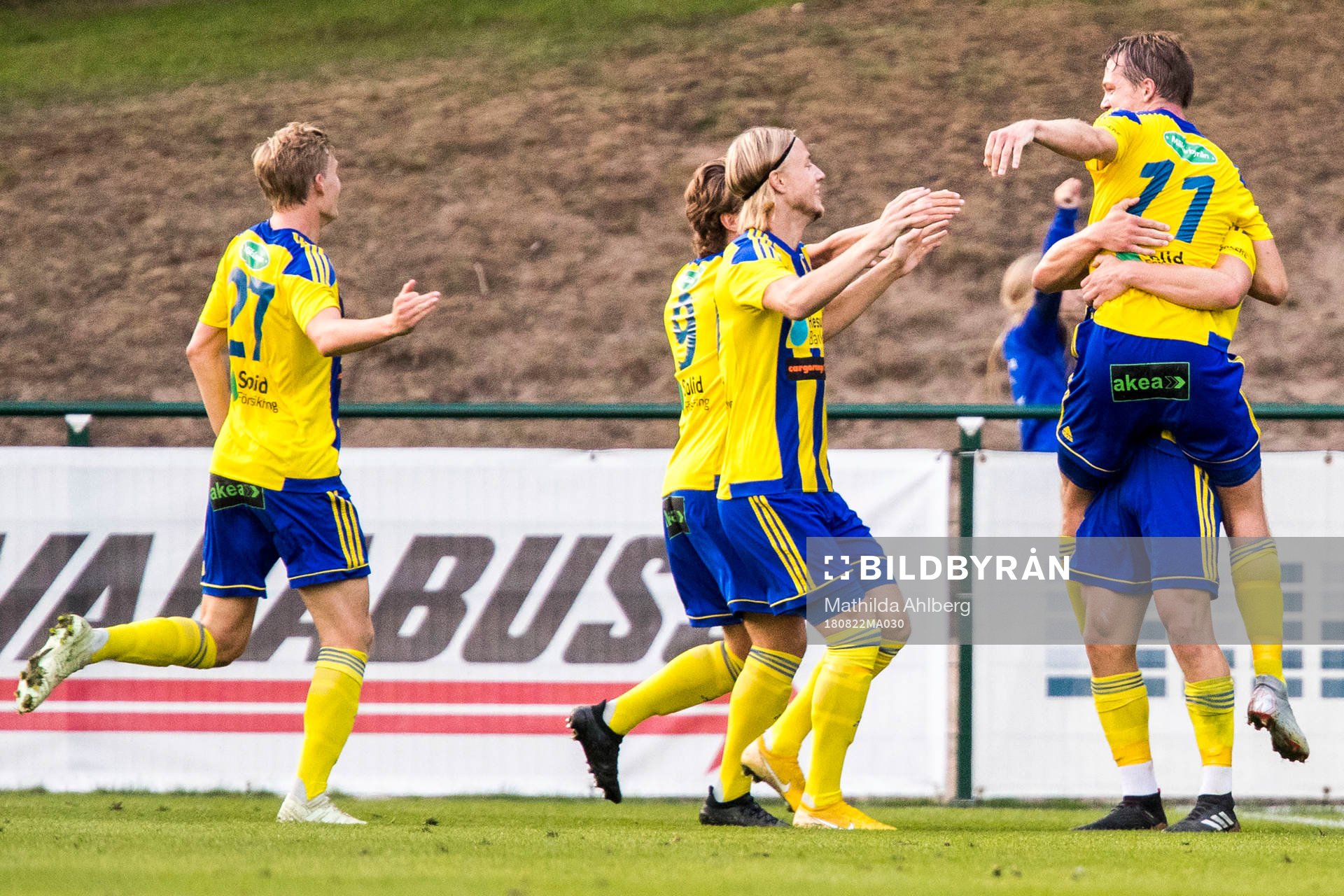 Eskilsminnes spelare jublar tillsammans efter Jesper Larsson gjort 1-0 under fotbollsmatchen i Svenska cupen mellan Eskilsminne och Helsingborg den 22 augusti 2018 i Helsingborg.