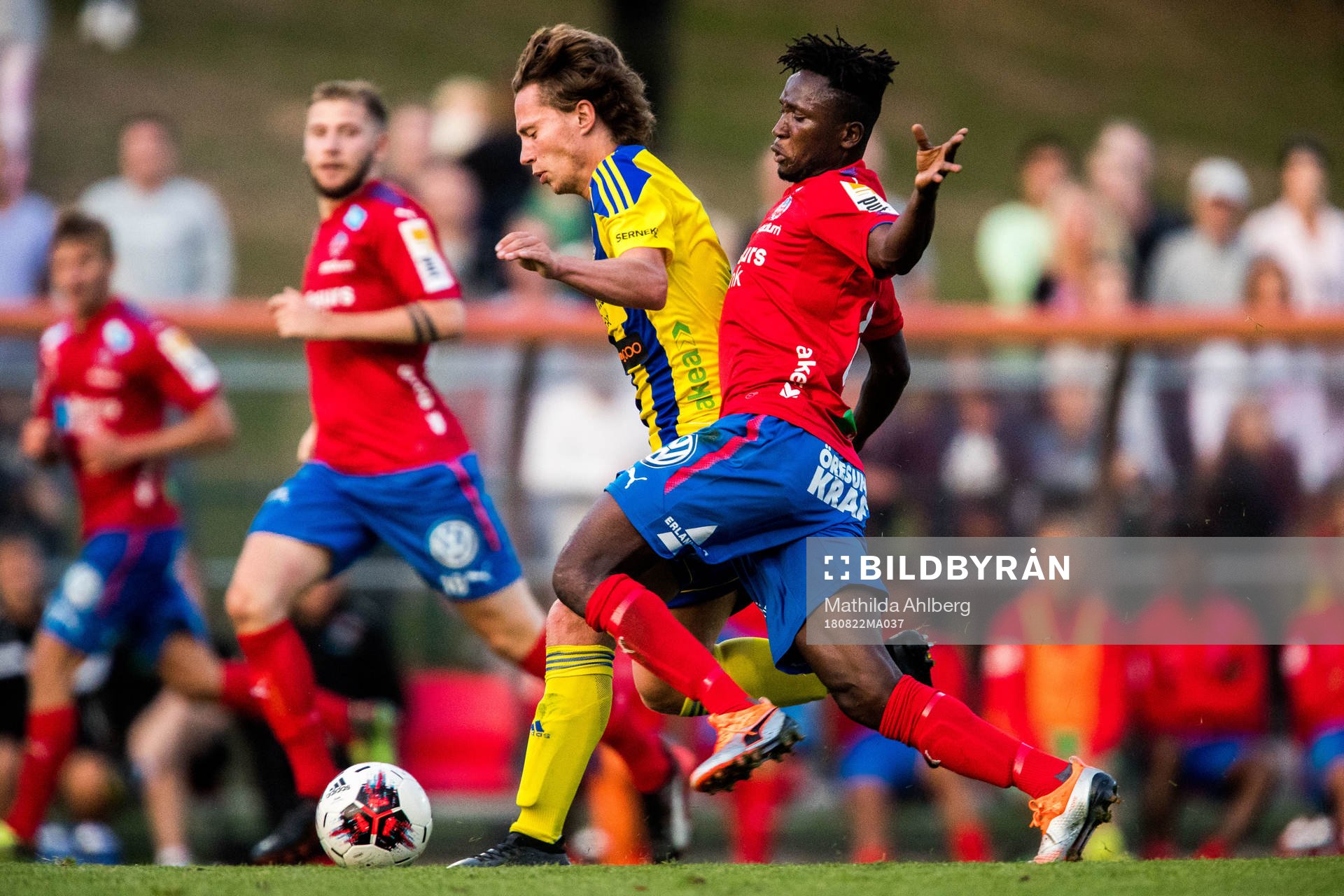 Eskilsminnes Filip Ottosson och Helsingborgs Mamudu Moro under fotbollsmatchen i Svenska cupen mellan Eskilsminne och Helsingborg den 22 augusti 2018 i Helsingborg.