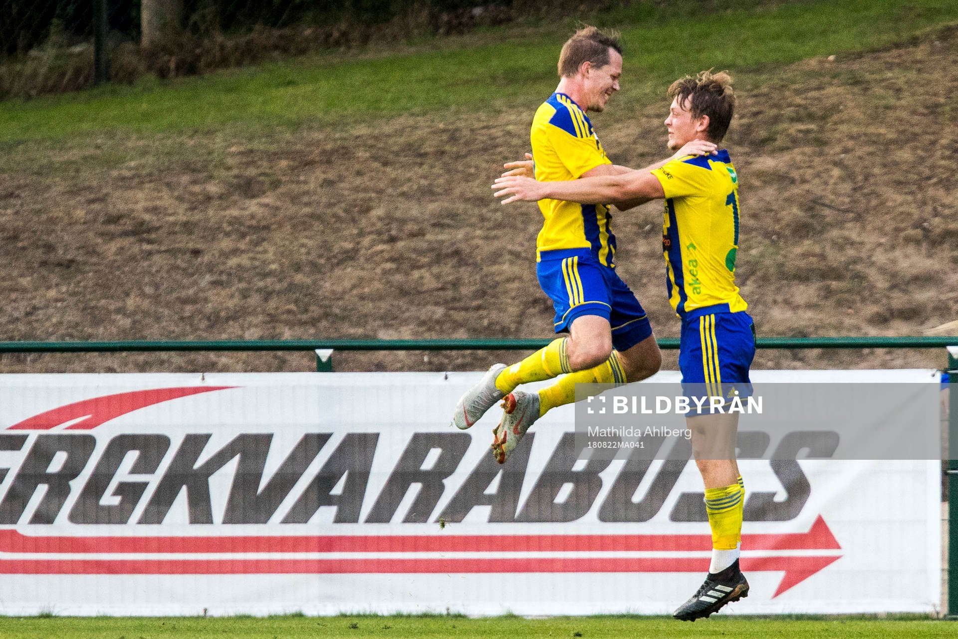 Eskilsminnes Jesper Larsson och Robin Hofsö jublar under fotbollsmatchen i Svenska cupen mellan Eskilsminne och Helsingborg den 22 augusti 2018 i Helsingborg.