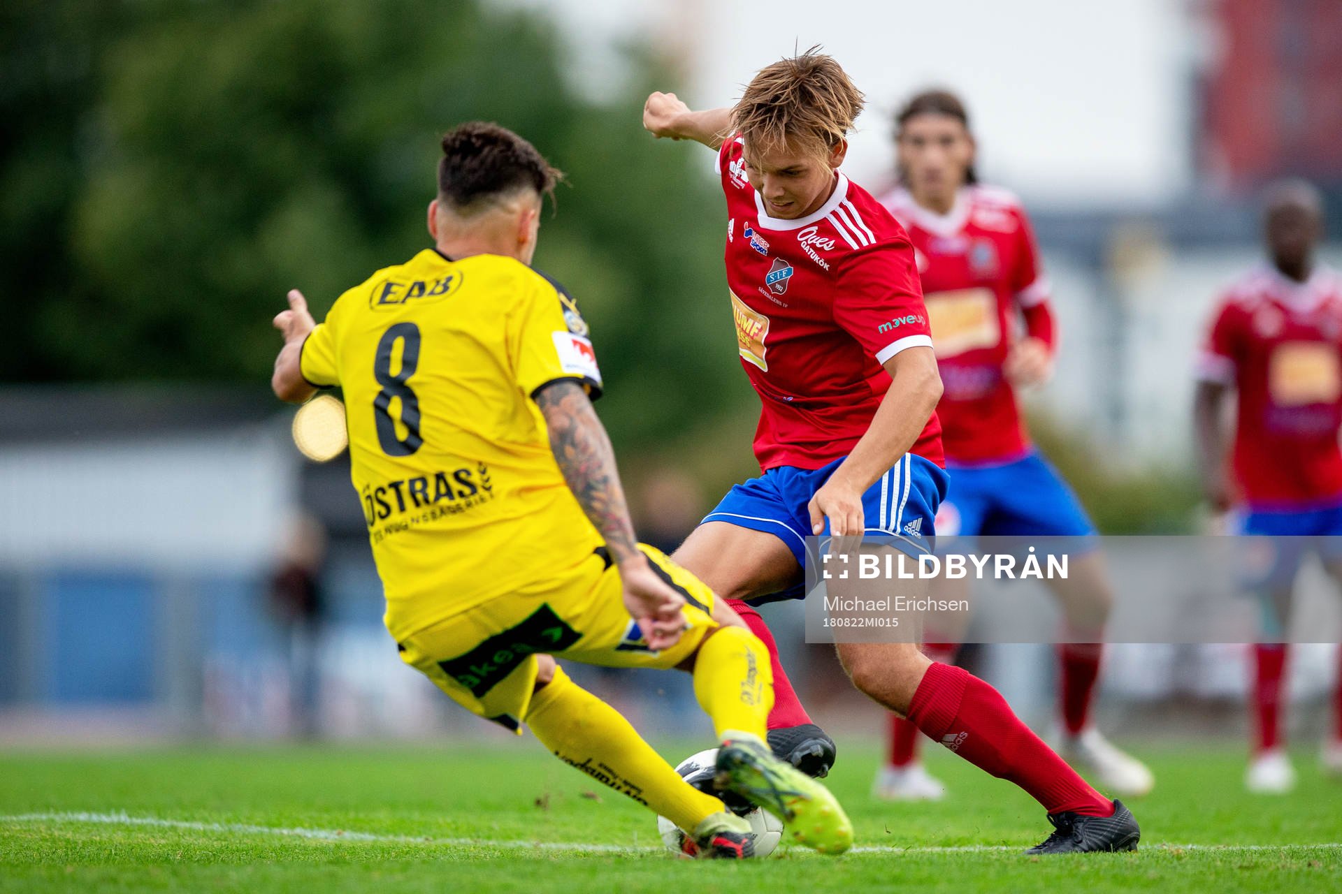 Sävedalens Wilmer Melander och Halmstads Pontus Silfwer under fotbollsmatchen i Svenska cupen mellan Sävedalen och Halmstad den 22 augusti 2018 i Göteborg.