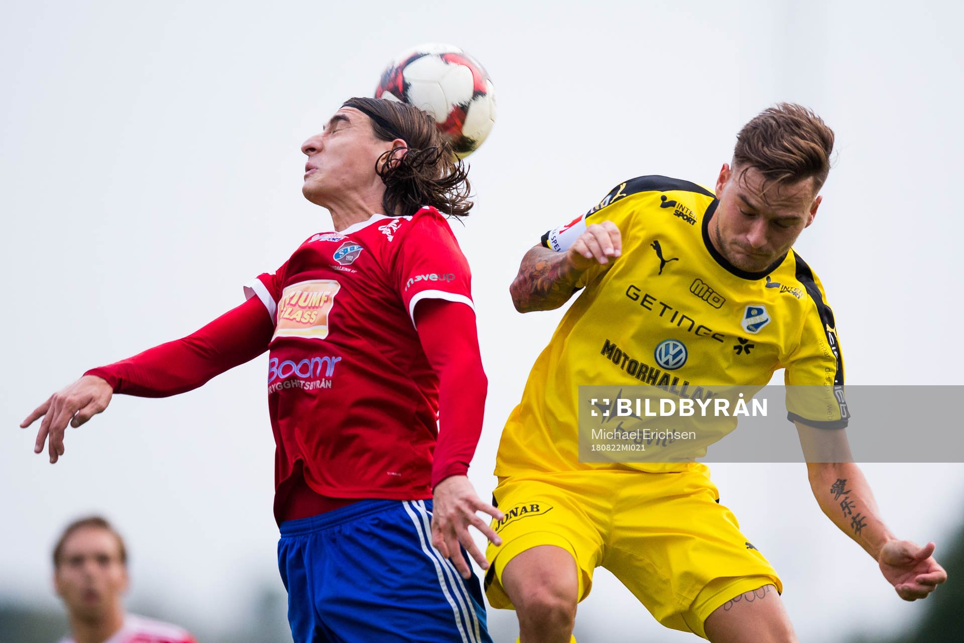 Sävedalens Florian Brahimi och Halmstads Pontus Silfwer under fotbollsmatchen i Svenska cupen mellan ISävedalen och Halmstad den 22 augusti 2018 i Göteborg.
