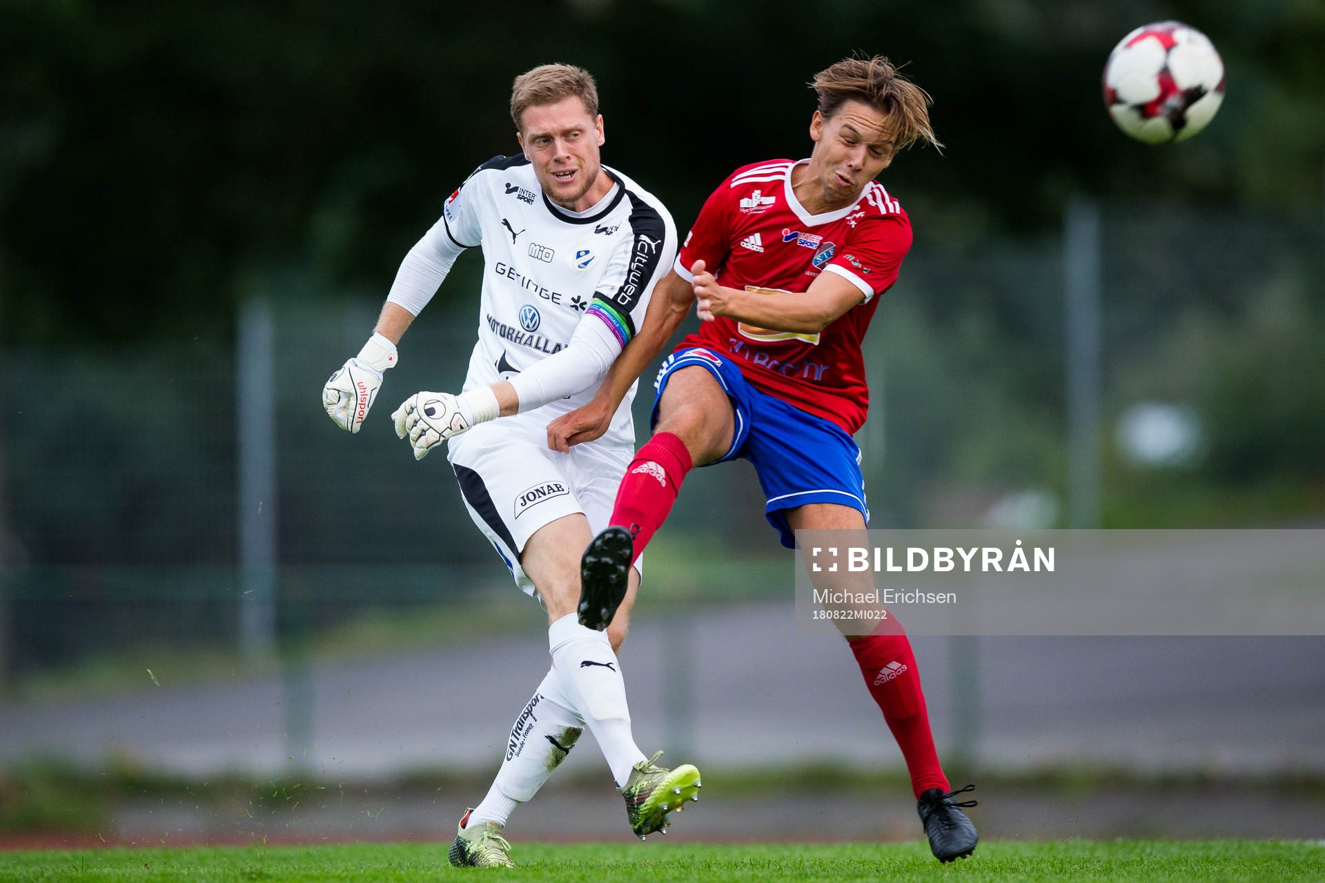 Halmstads målvakt Malkolm Nilsson och Sävedalens Wilmer Melander under fotbollsmatchen i Svenska cupen mellan ISävedalen och Halmstad den 22 augusti 2018 i Göteborg.