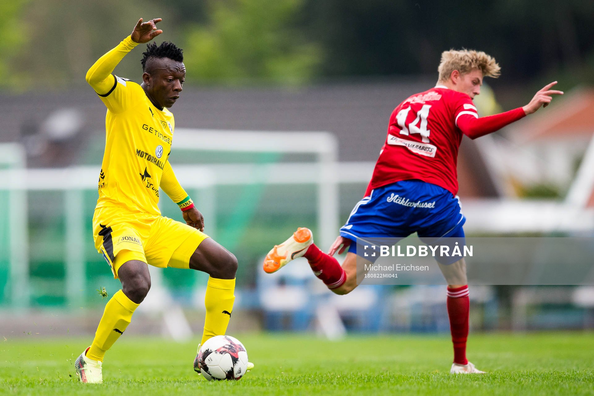 Halmstads Thomas Boakye mot Sävedalens Alexander Bernhardsson under fotbollsmatchen i Svenska cupen mellan ISävedalen och Halmstad den 22 augusti 2018 i Göteborg.