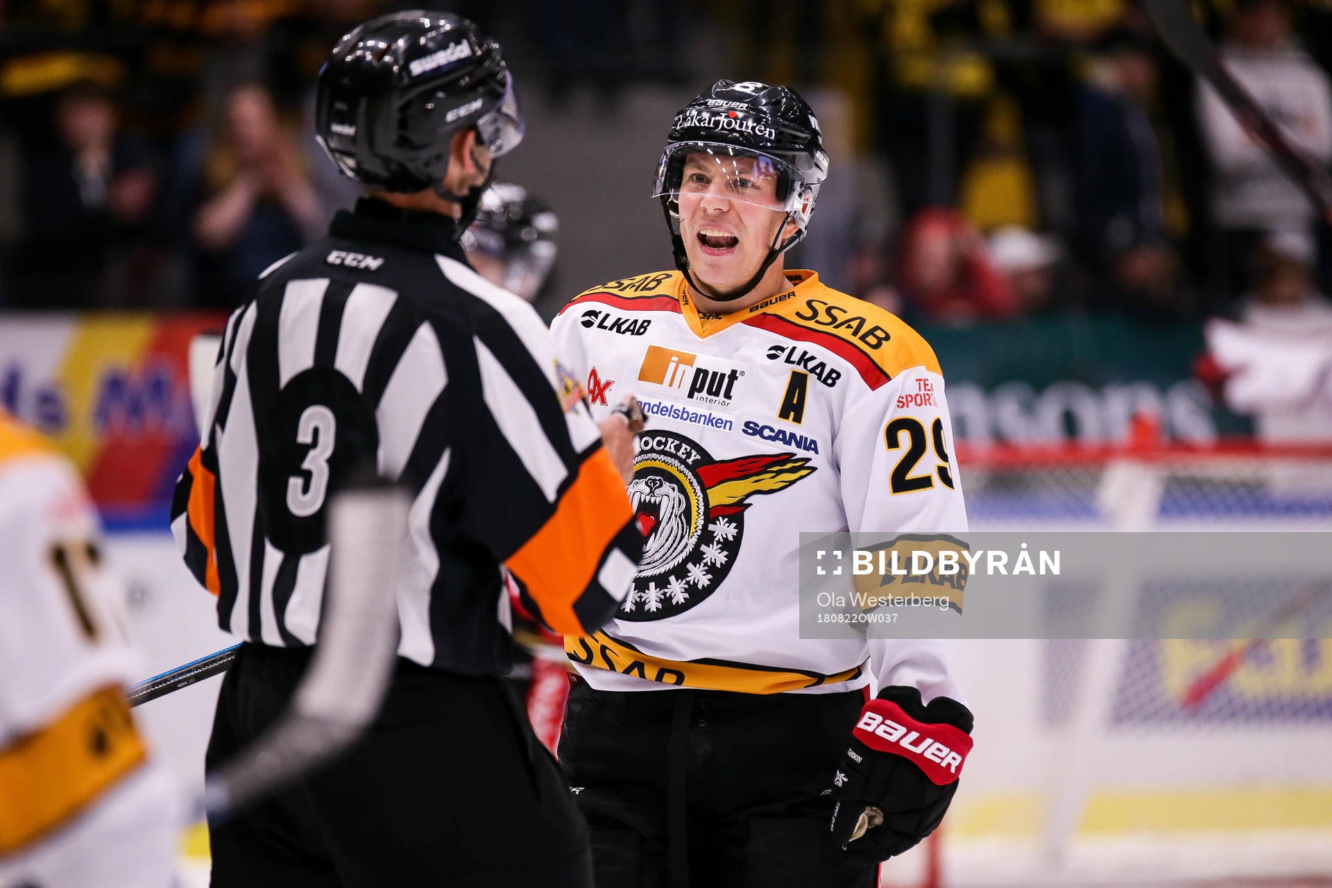 Luleås Erik Gustafsson pratar med domare Linus Öhlund