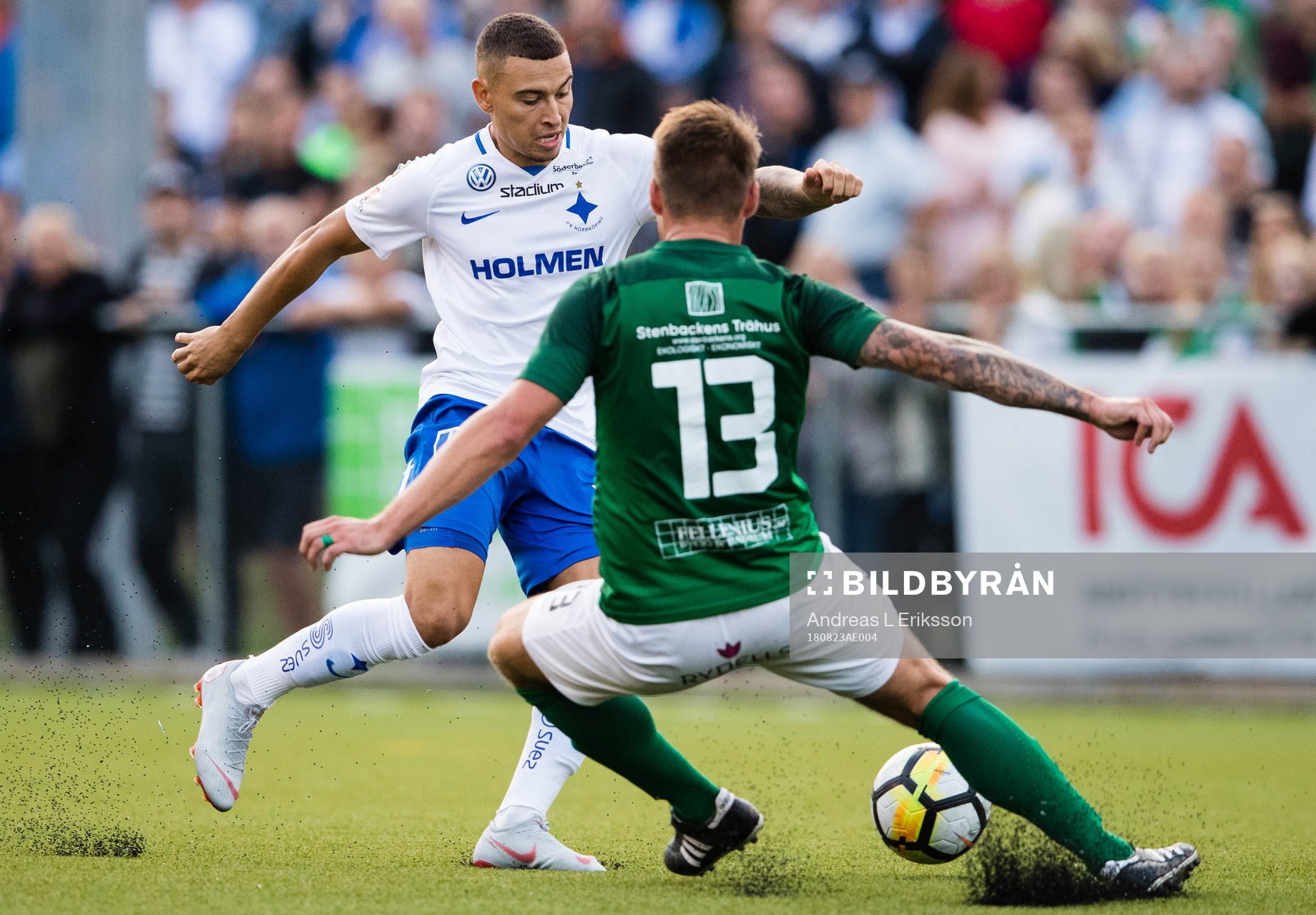 Norrköpings Jordan Larsson i kamp om bollen med Brottbys