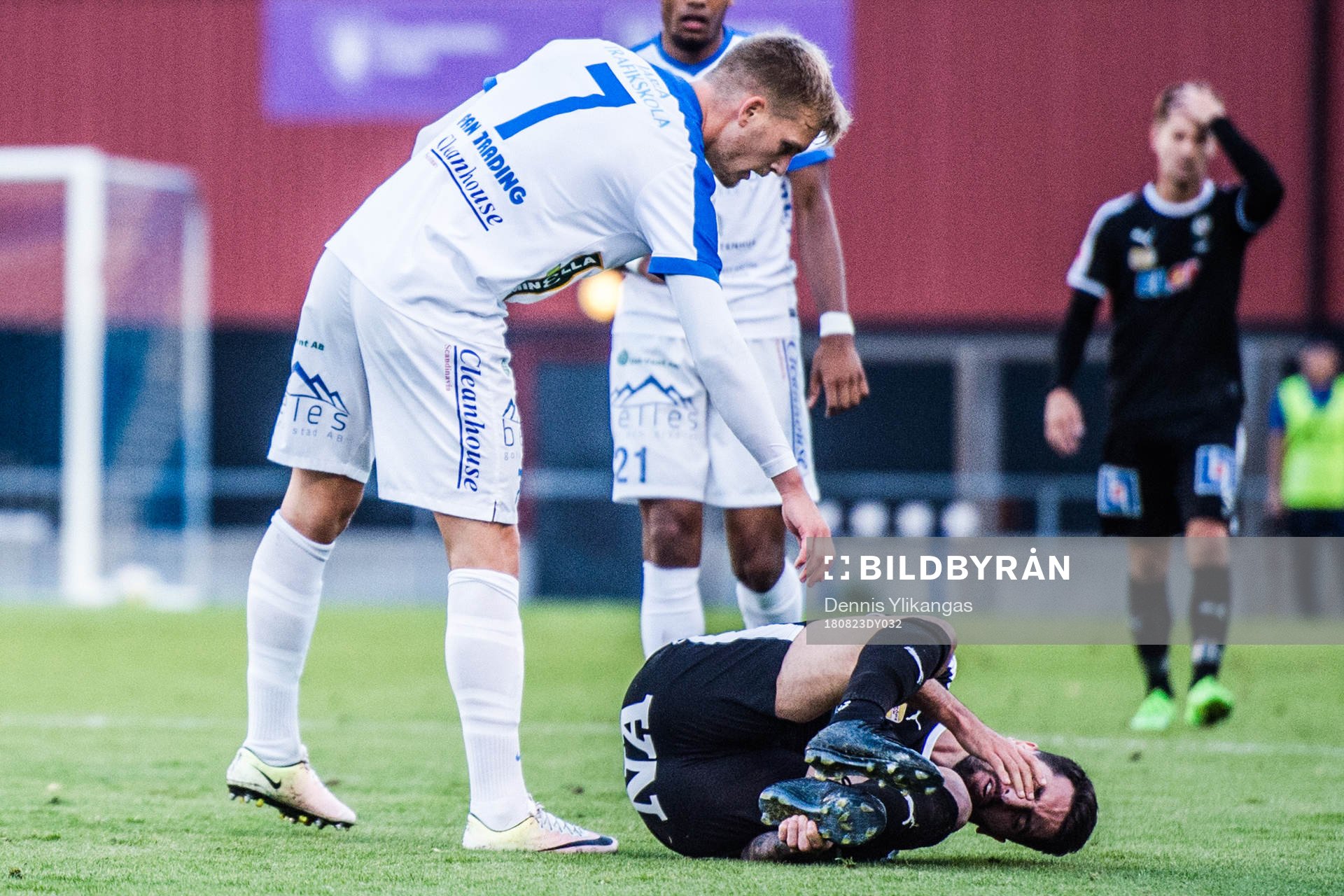 Akropolis 7 Jens Jacobsson hjälper skadad Örebros 10 Nahir Besara under fotbollsmatchen i Svenska Cupen mellan Akropolis och Örebro den 23 augusti 2018 i Stockholm.