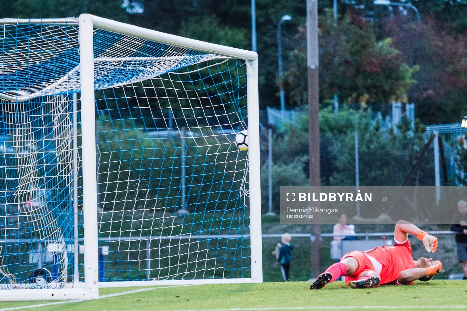 Bollen i mål bakom Akropolis målvakt Alexander Lundin. Avgörande 2-1 Målet av Örebros Nahir Besara under fotbollsmatchen i Svenska Cupen mellan Akropolis och Örebro den 23 augusti 2018 i Stockholm.