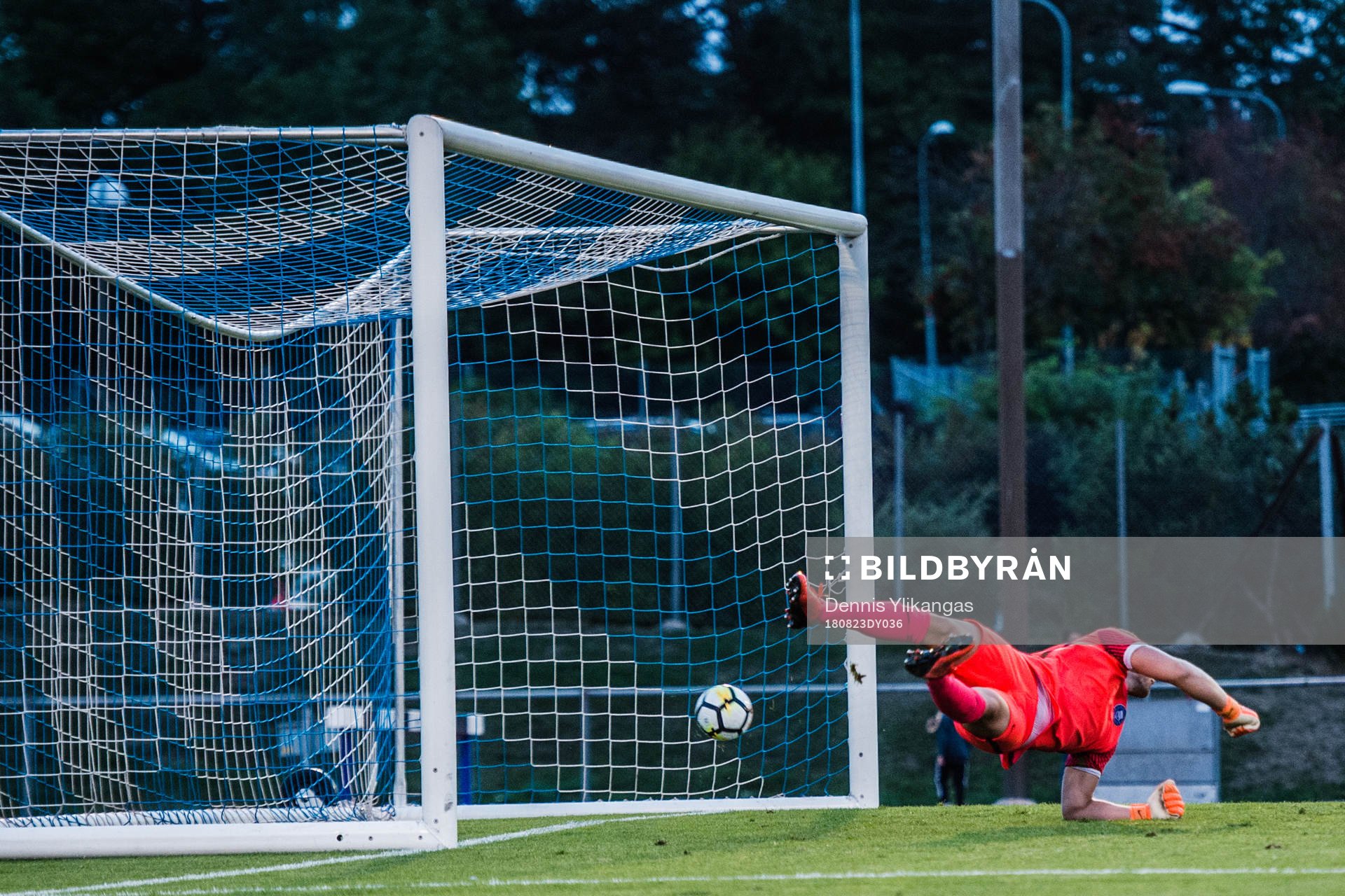 Bollen i mål bakom Akropolis målvakt Alexander Lundin. Avgörande 2-1 Målet av Örebros Nahir Besara under fotbollsmatchen i Svenska Cupen mellan Akropolis och Örebro den 23 augusti 2018 i Stockholm.