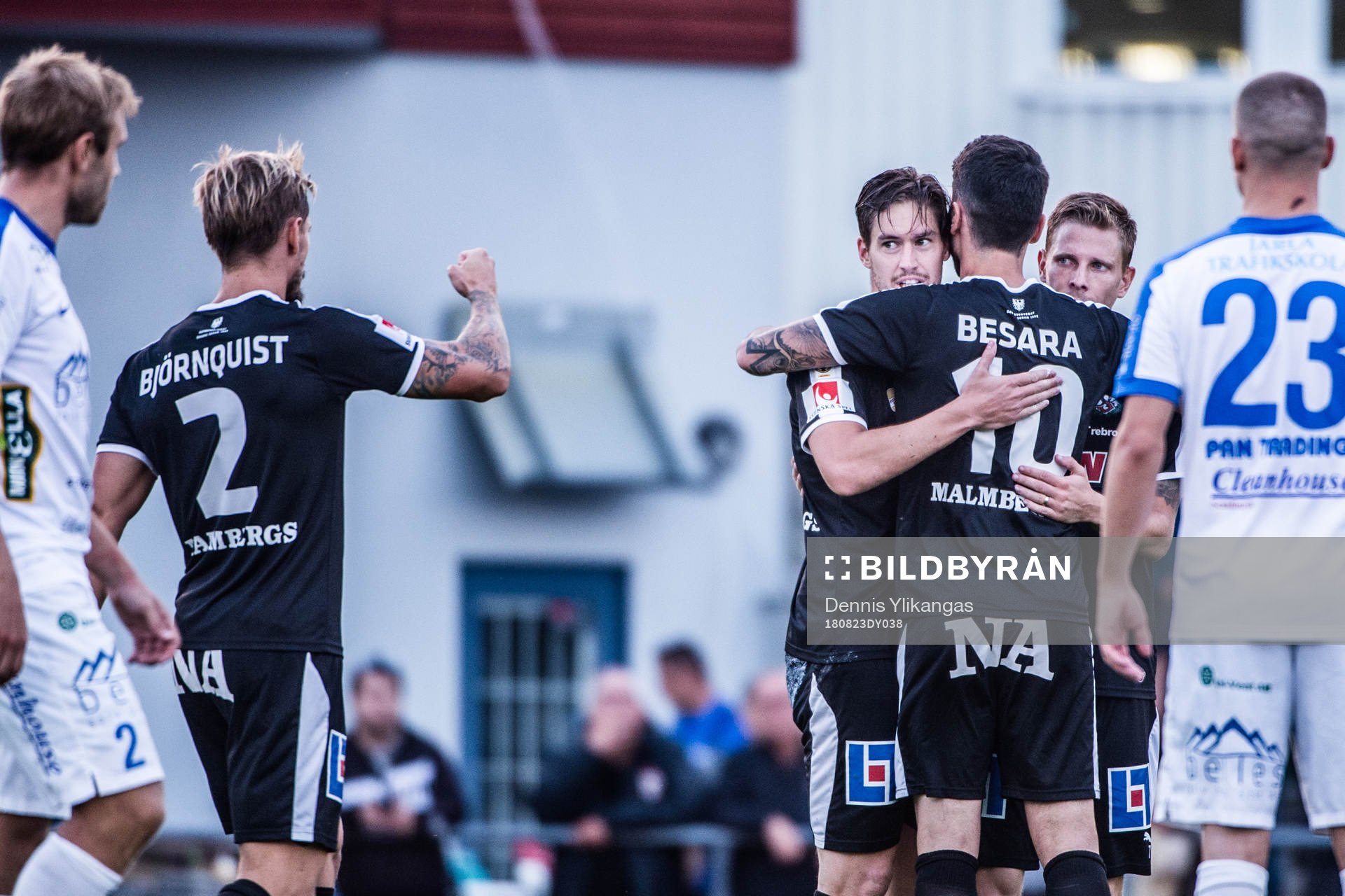 Örebro firar 1-0 målet av Victor Sköld