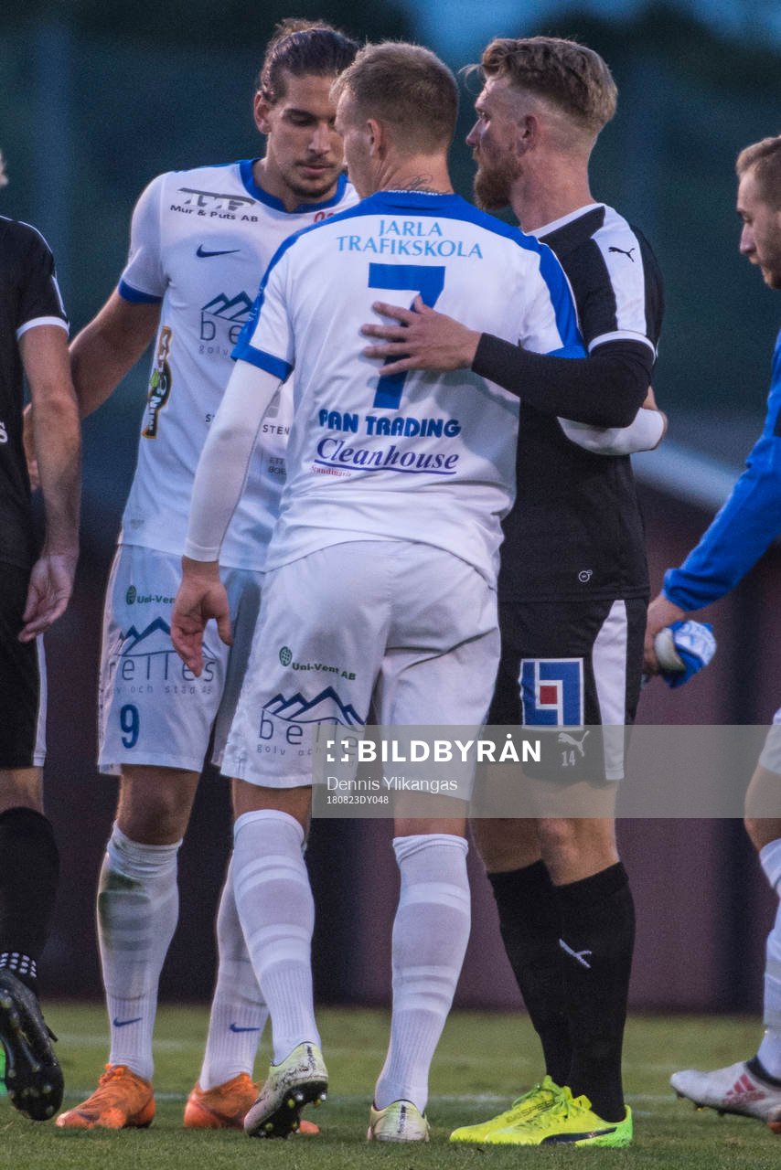 Akropolis 7 Jens Jacobsson tackar Örebros 14 Michael Almebäck under fotbollsmatchen i Svenska Cupen mellan Akropolis och Örebro den 23 augusti 2018 i Stockholm.