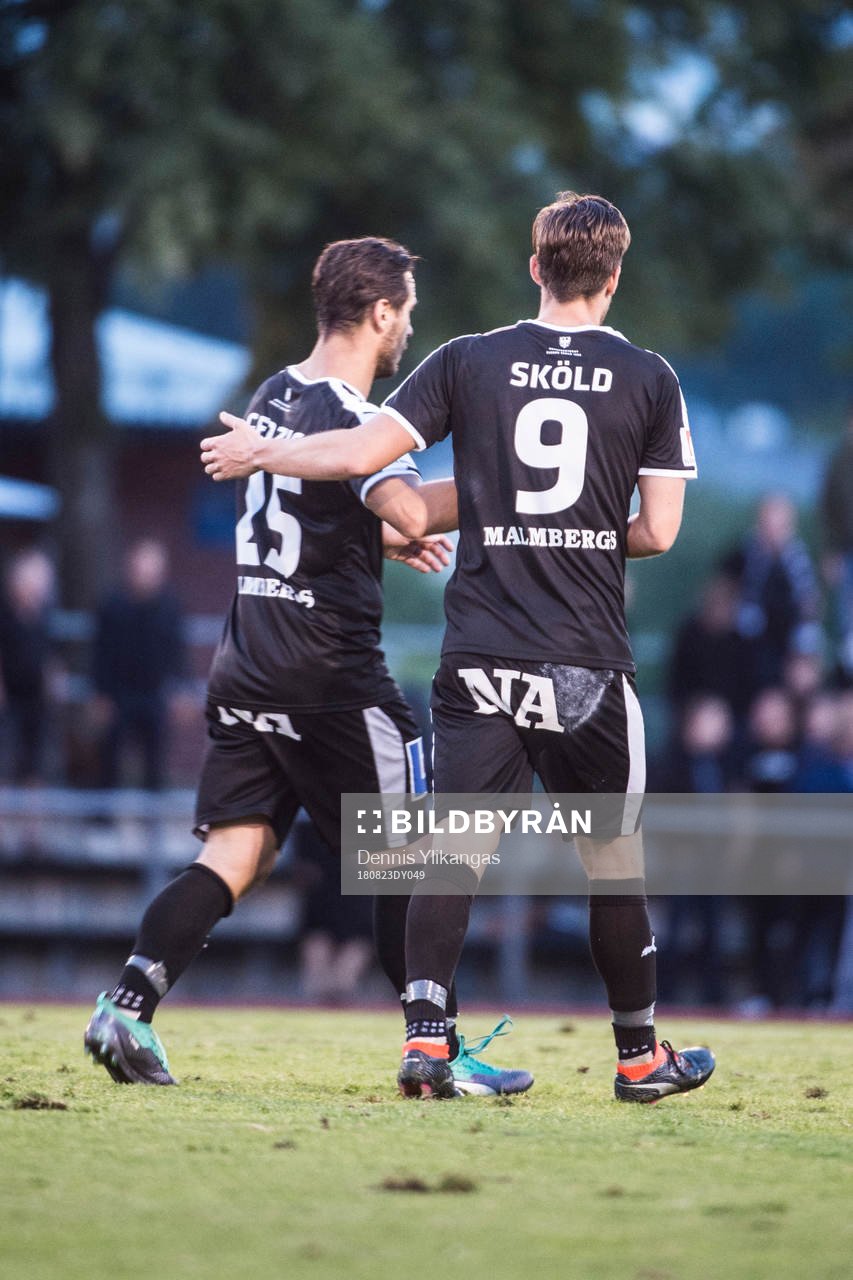 Målskytten 9 Viktor Sköld tackar lagkamrat 25 Nordin Gerzic efter vinsten med 2-1 mot Akropolisunder fotbollsmatchen i Svenska Cupen mellan Akropolis och Örebro den 23 augusti 2018 i Stockholm.