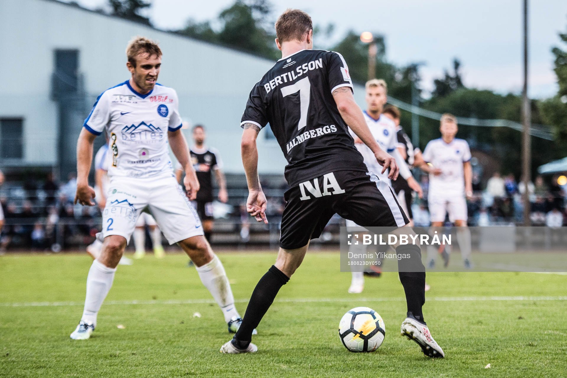 Örebros 7 Johan Bertilsson utmanar Akropolis 2 Viktor Strandunder fotbollsmatchen i Svenska Cupen mellan Akropolis och Örebro den 23 augusti 2018 i Stockholm.