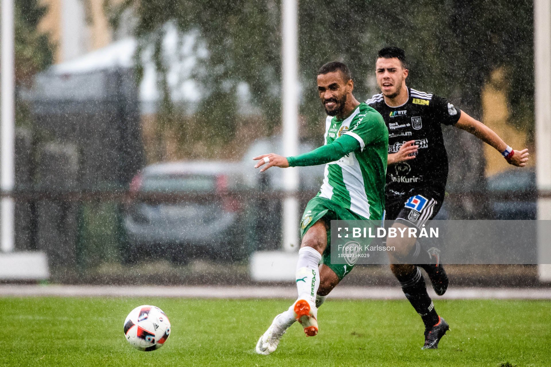 Hammarbys Junes Barny och Carlstads Michel Yanez Hernandez under fotbollsmatchen i svenska cupen mellan Carlstad United och Hammarby den 23 augusti 2018 i Karlstad.