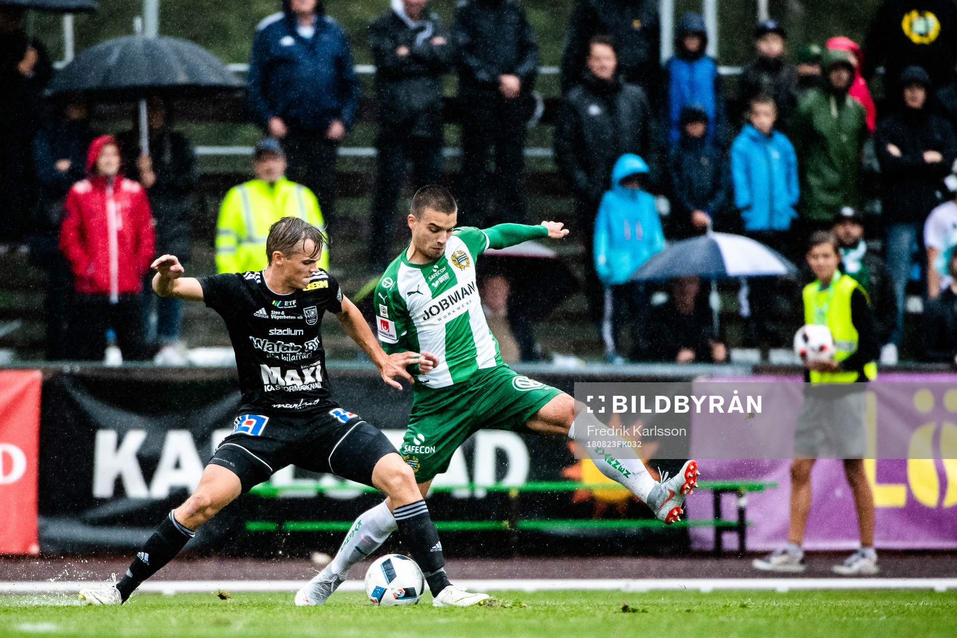 Carlstads Lukas Rhöse och Vladimir Rodic under fotbollsmatchen i svenska cupen mellan Carlstad United och Hammarby den 23 augusti 2018 i Karlstad.