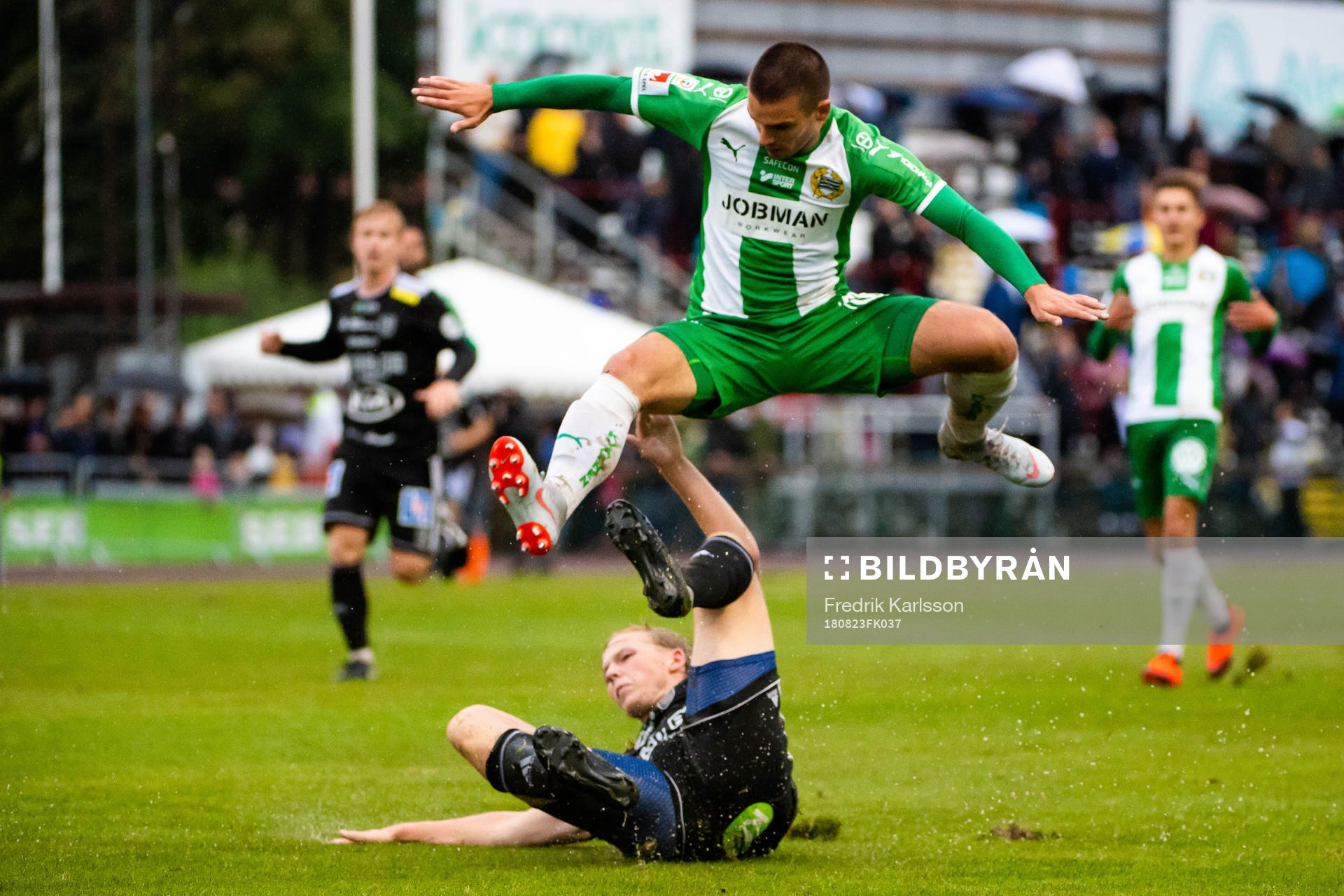 Hammarbys Vladimir Rodic och Carlstads Eric Forsberg under fotbollsmatchen i svenska cupen mellan Carlstad United och Hammarby den 23 augusti 2018 i Karlstad.