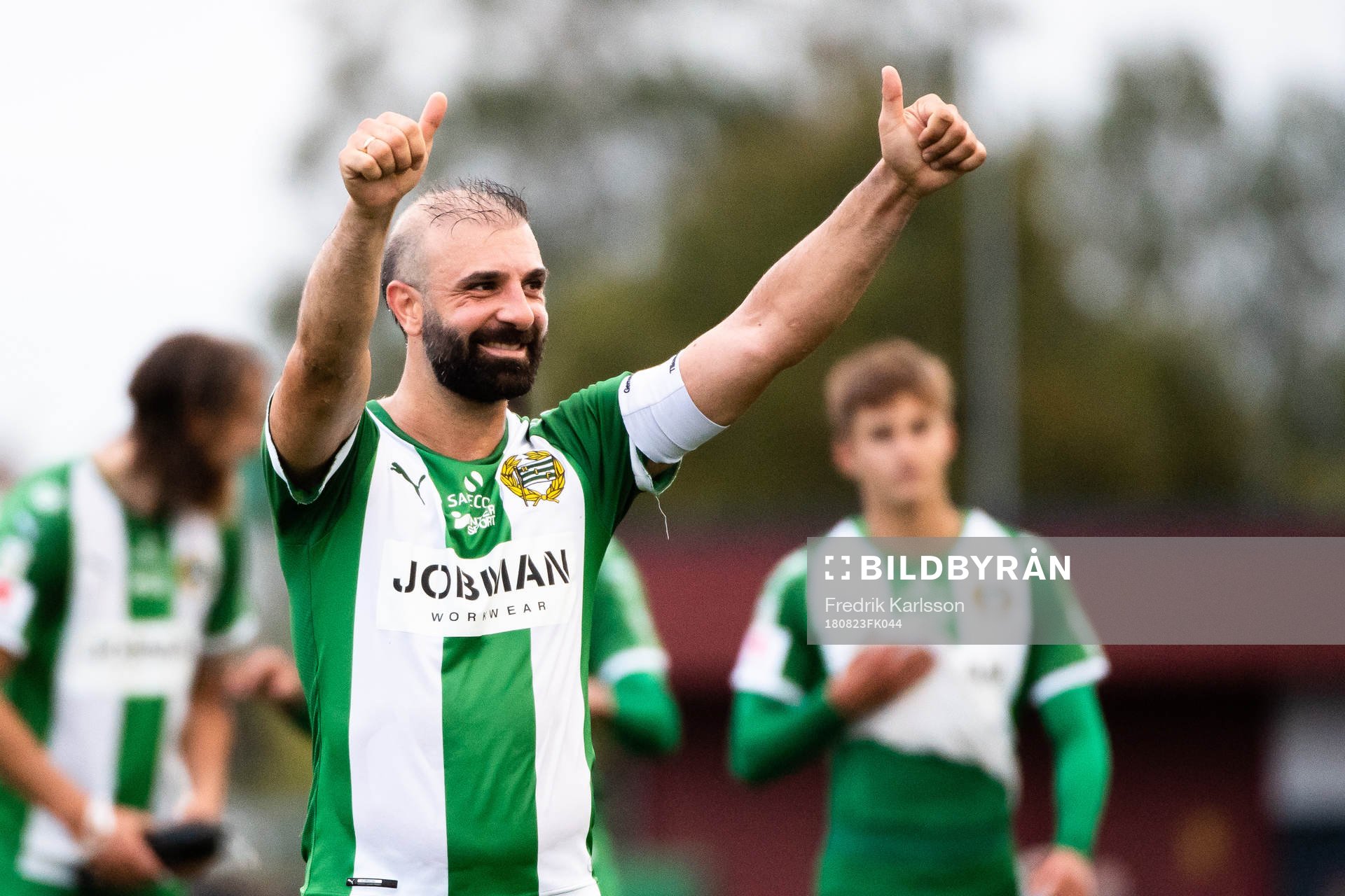 Hammarbys Kennedy Bakircioglu jublar och tackar publiken