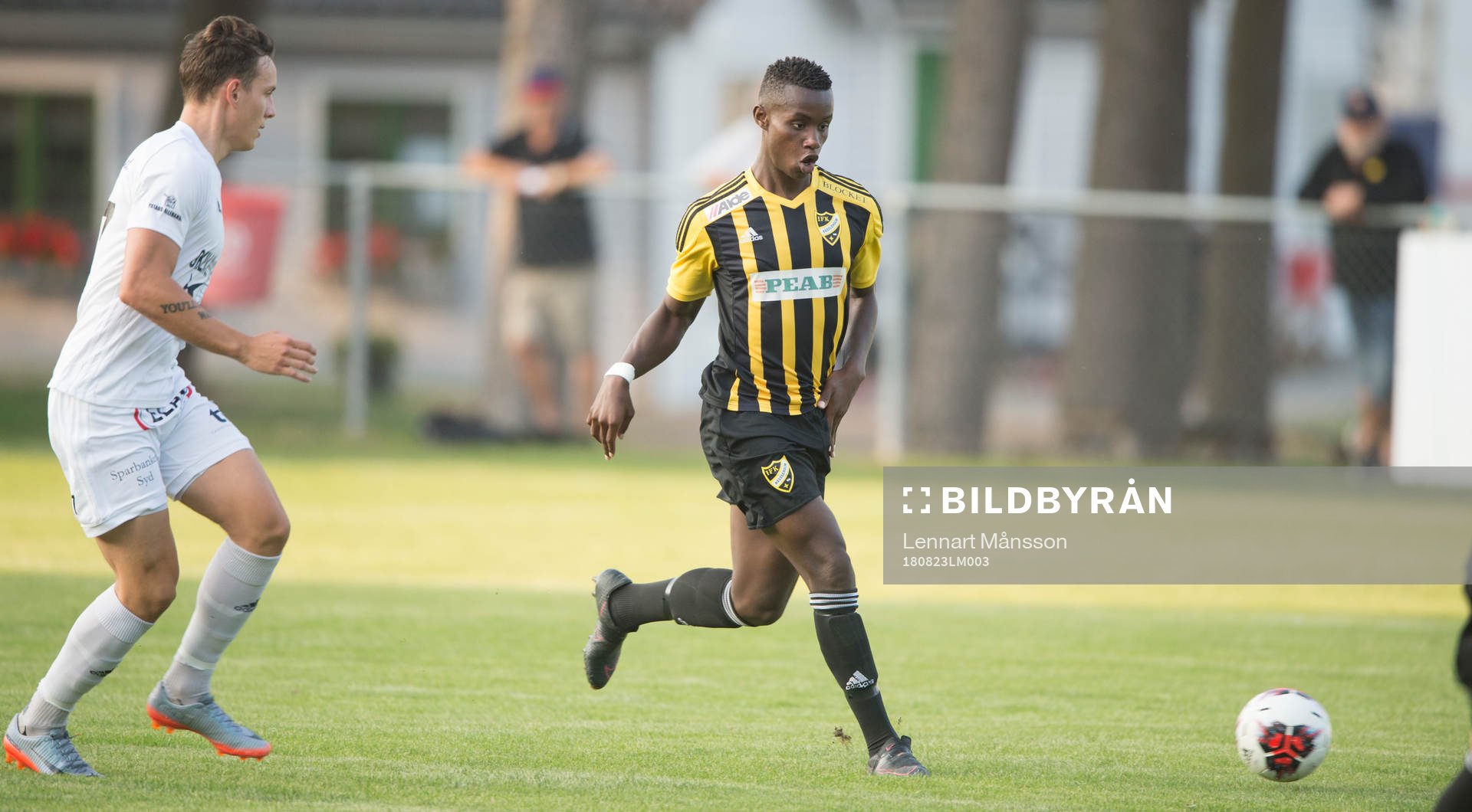 IFK Hässleholms Carl Mujaguzi i matchen i division 2