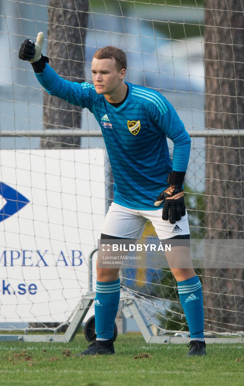 IFK Hässleholms målvakt Adam Larsson i matchen i division