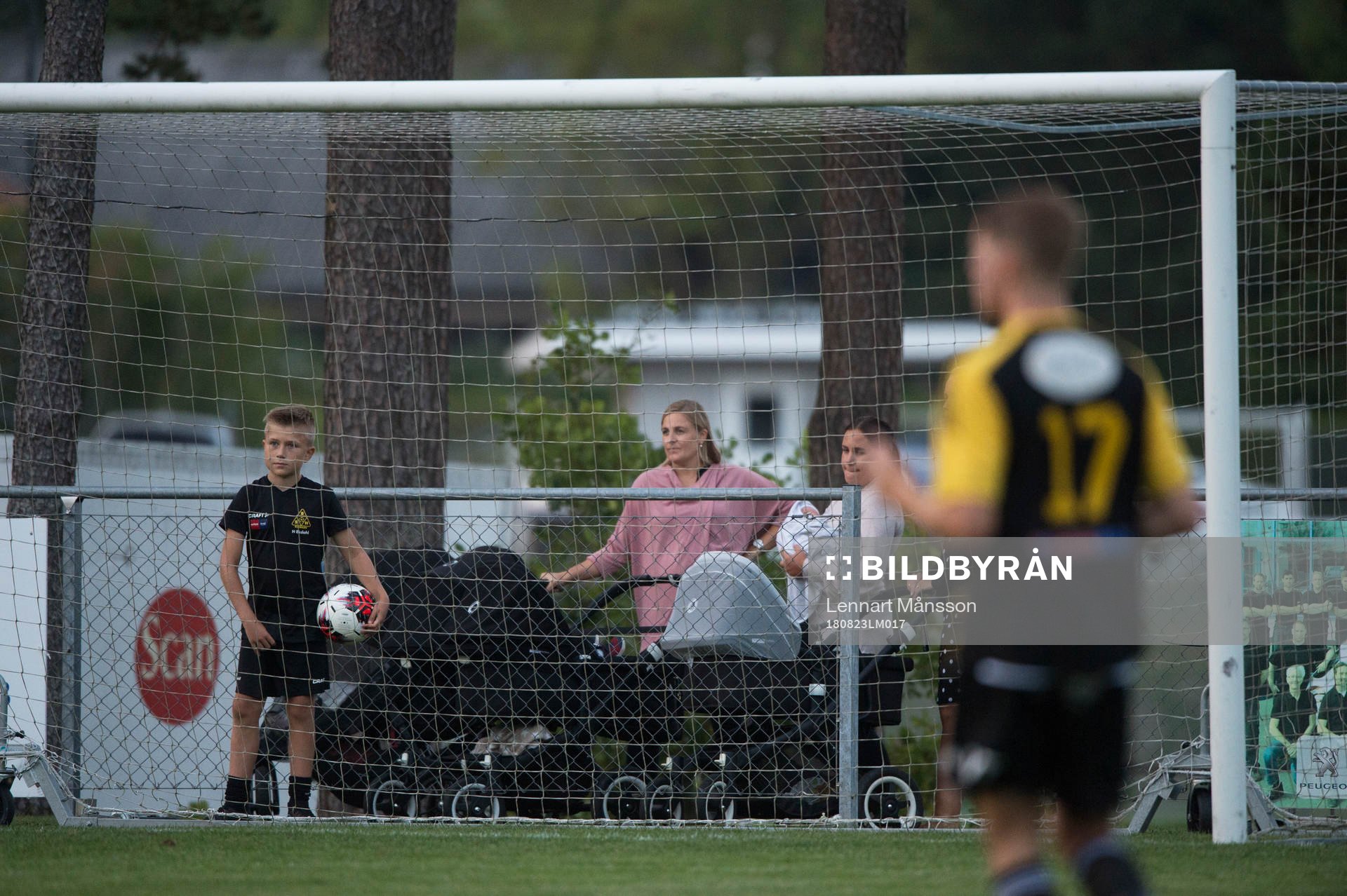 Mammor med barnvagnar och bollkalle i matchen i division 2