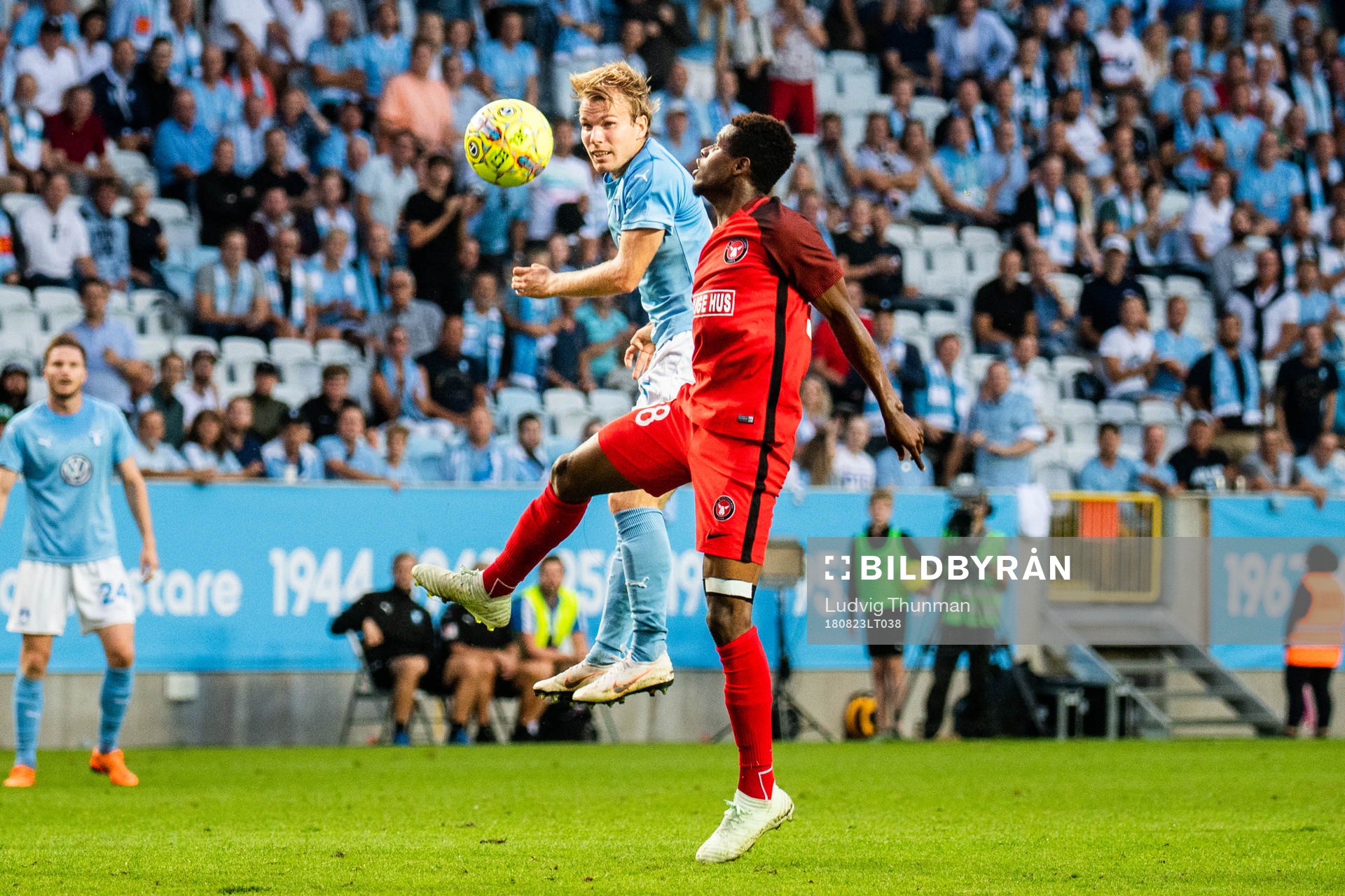 Frank Ogochukwu of Midtjylland and Oscar Lewicki of Malmö