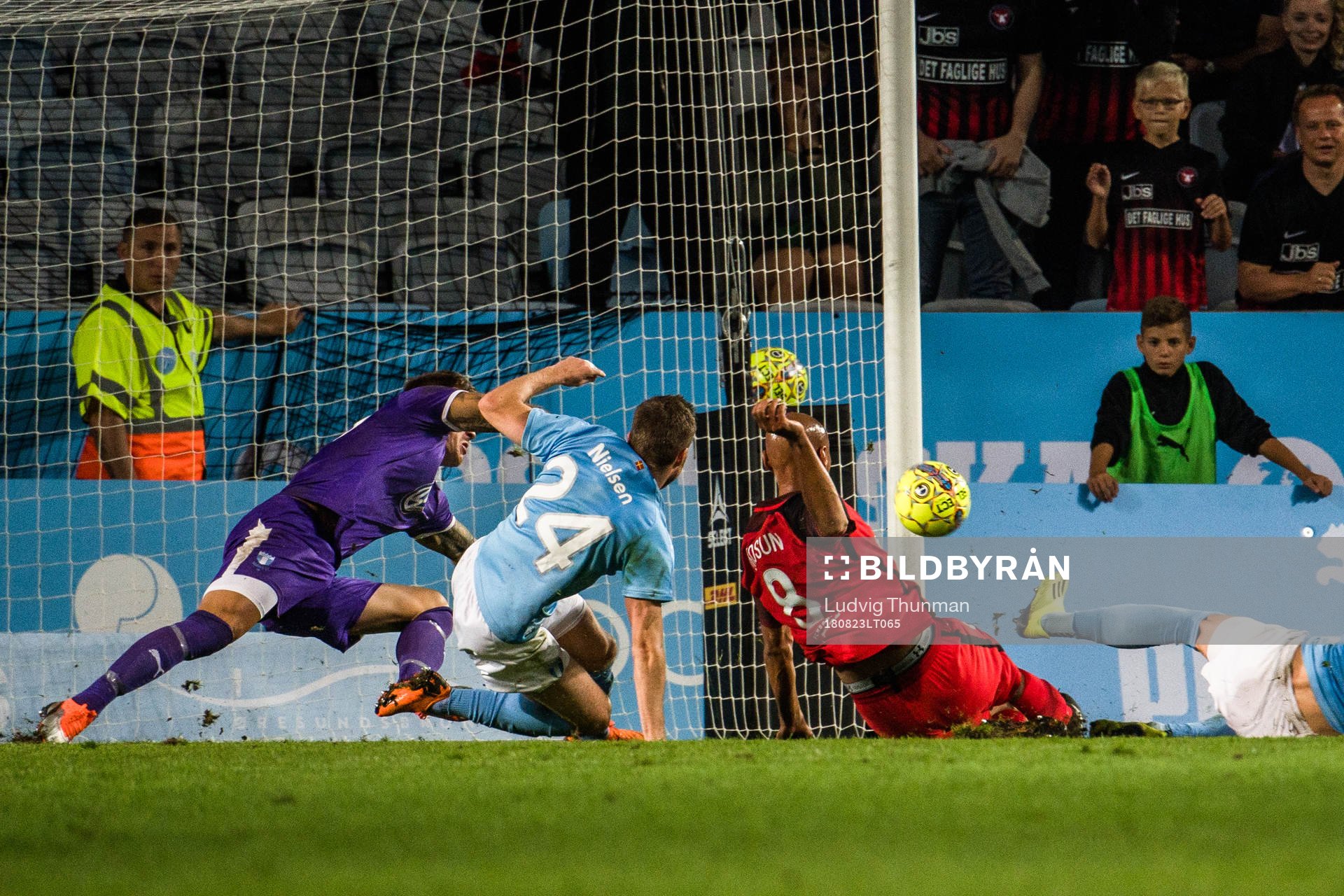 Ayo Simon Okosun of Midtjylland scores the 2-2 goal behind