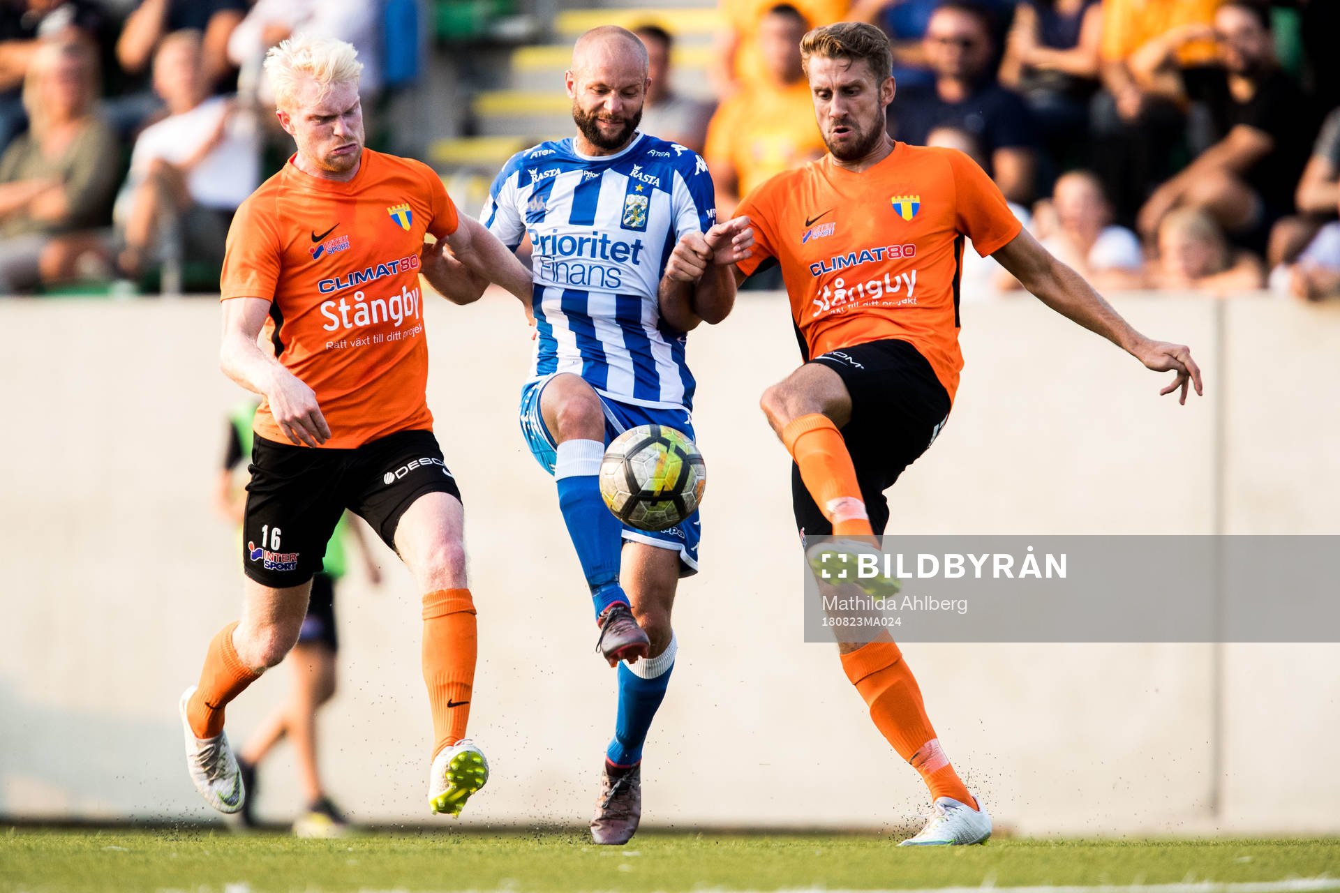 Torns Hugo Barsne och Niklas Nilsson försöker stoppa IFK