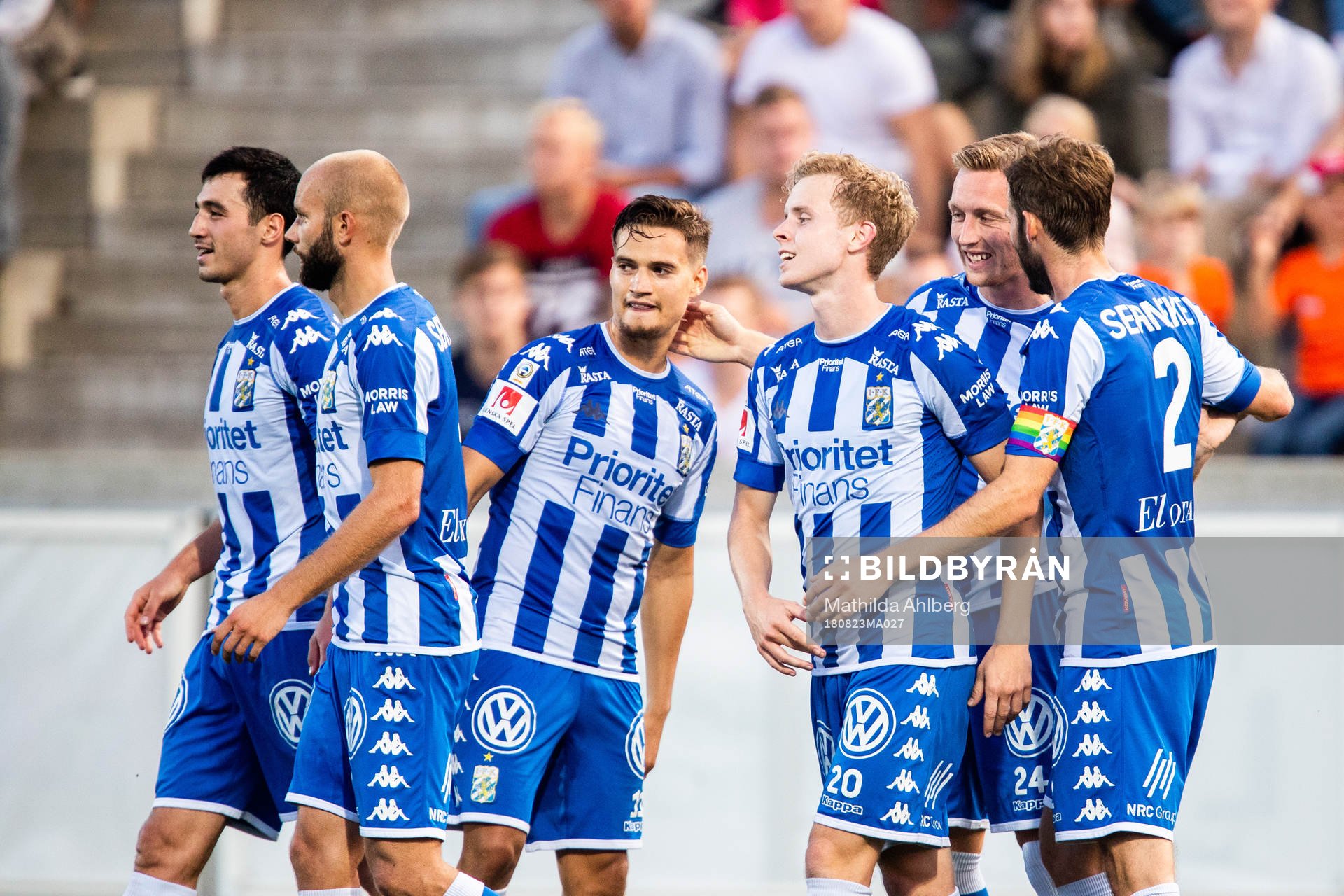 IFK Göteborgs Victor Wernersson blir omkramad