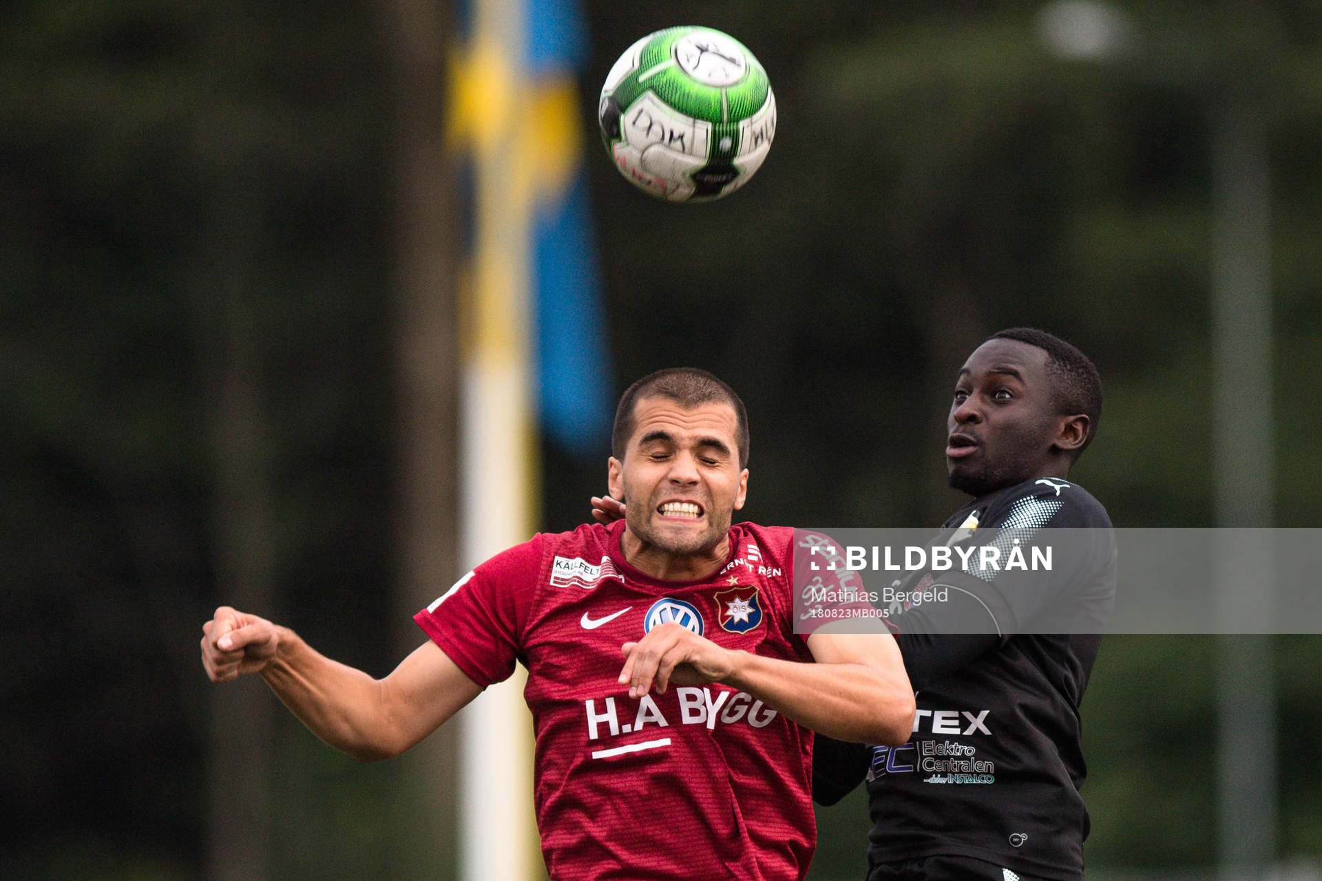 Örgrytes Lars Mendonca Fuhre och Hisingbackas Kebba Sanyang under fotbollsmatchen i Svenska Cupen mellan Hisingsbacka och Örgryte den 23 augusti 2018 i Göteborg.