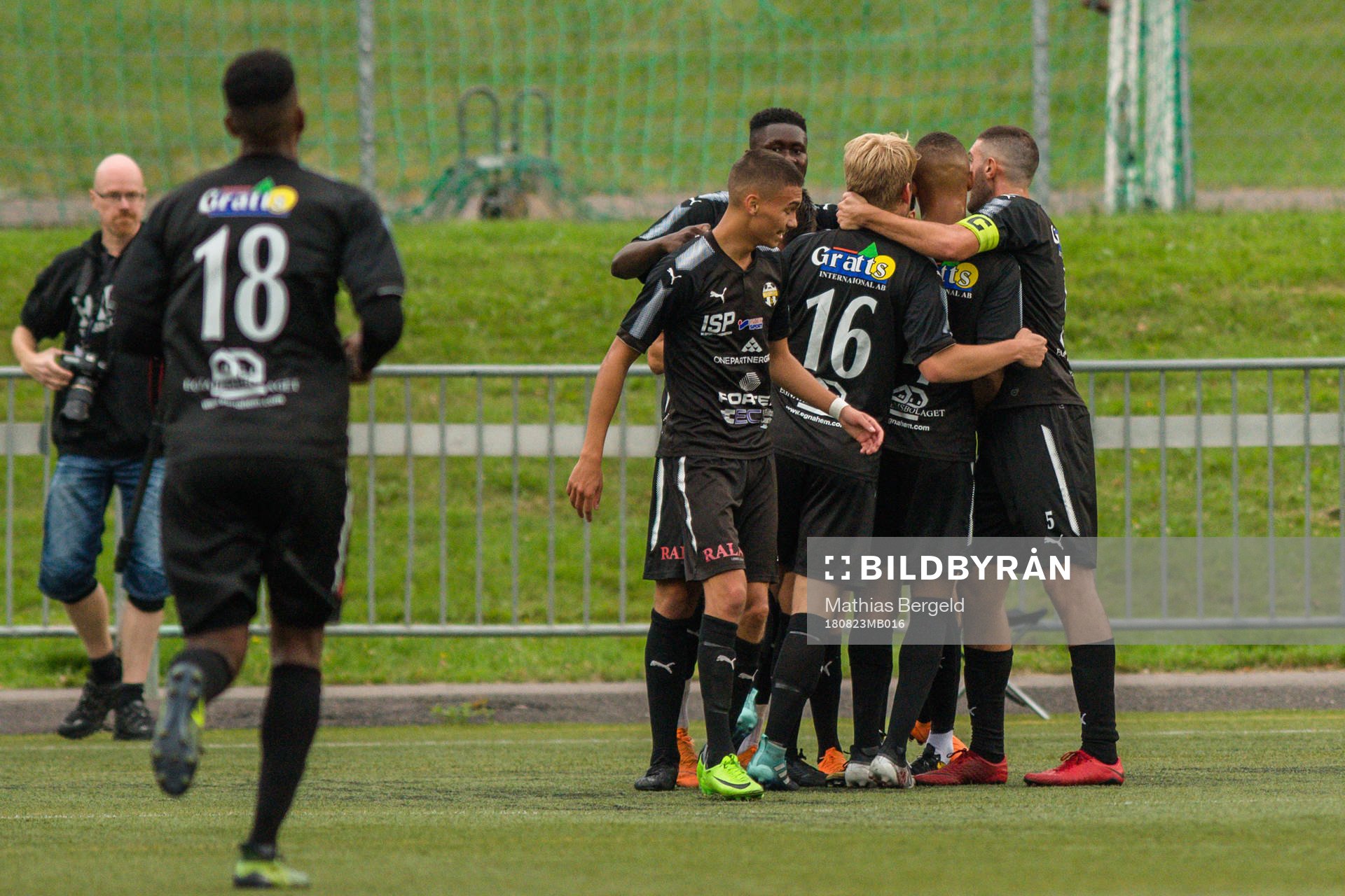 Hisingbackas spelare jublar med Haris Skenderovic