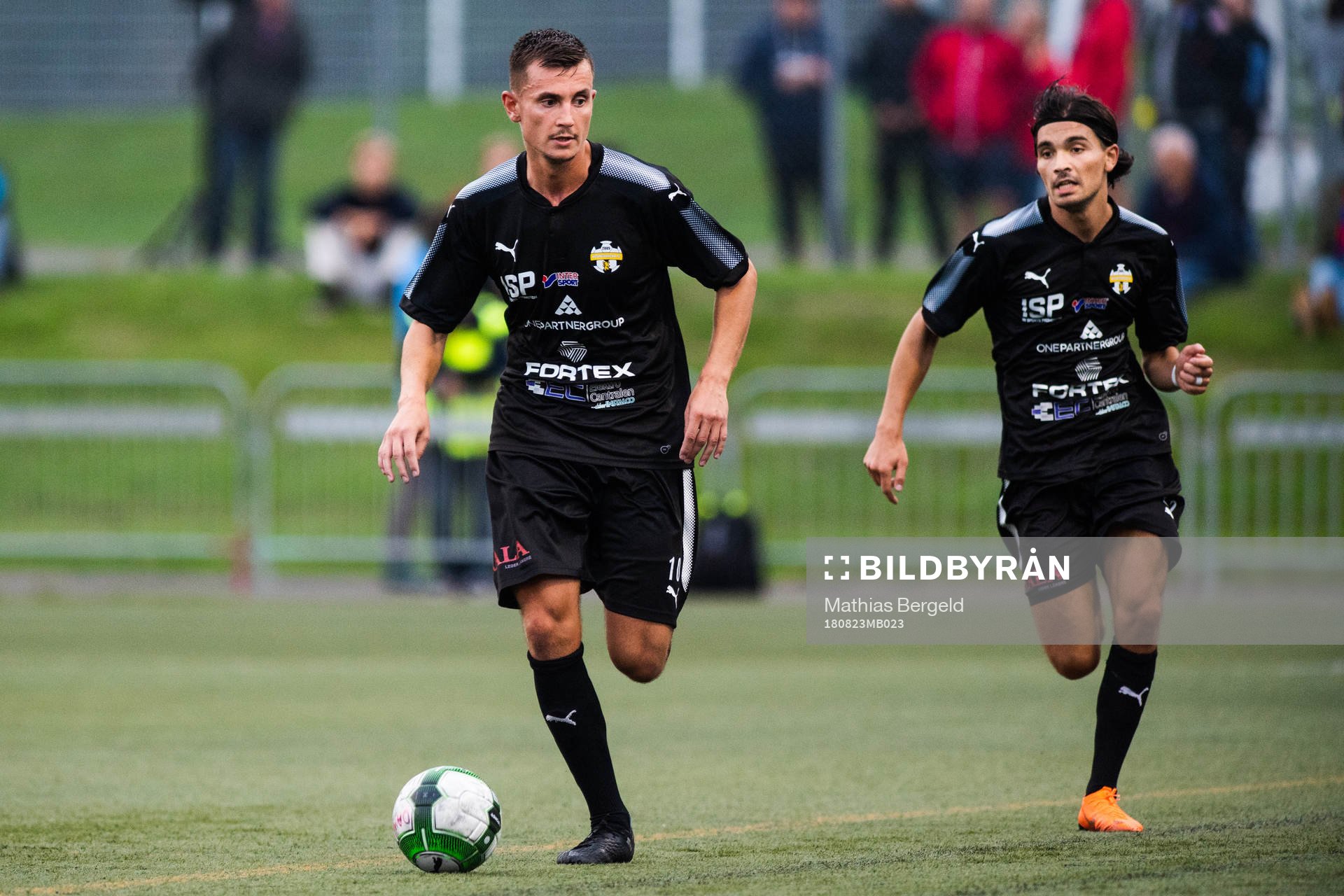 Hisingbackas Haris Skenderovic driver bollen
