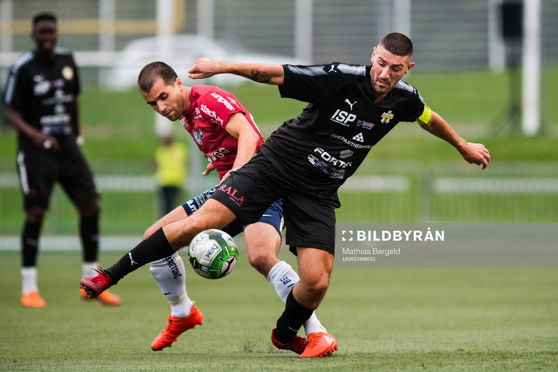 Örgrytes Lars Mendonca Fuhre och Hisingbackas Dennis Balint under fotbollsmatchen i Svenska Cupen mellan Hisingsbacka och Örgryte den 23 augusti 2018 i Göteborg.
