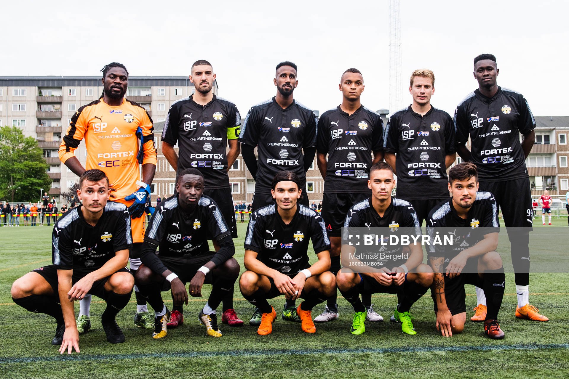 Hisingbackas startelva: målvakt Joseph Leke Asong, Dennis Balint, Marcus Johansson, James Anderson, Anton Olsson, Abubakar Dumbuya, Haris Skenderovic, Kebba Sanyang, Martin Zanjanchi, Fredrik Zanjanchi och Tom Bergqvist under fotbollsmatchen i Svenska Cupen mellan Hisingsbacka och Örgryte den 23 augusti 2018 i Göteborg.