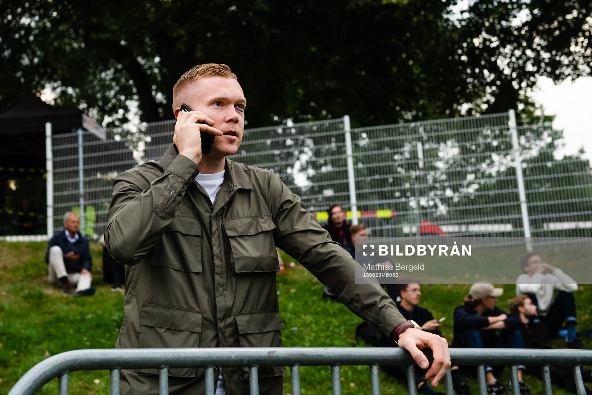 Örgrytes David Engström pratar i telefon