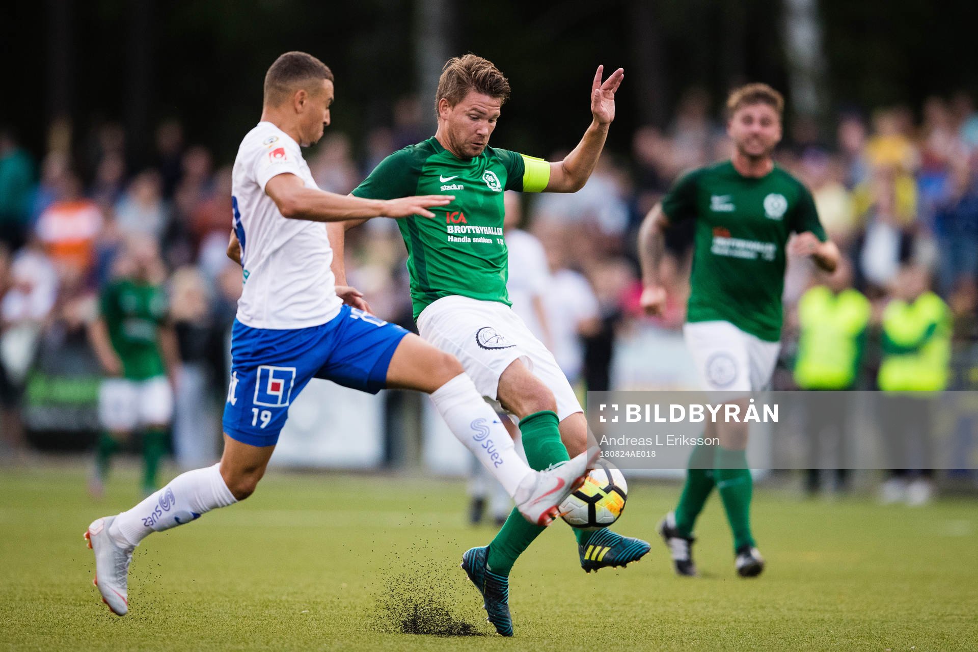 Norrköpings Kalle Holmberg i kamp om bollen med Brottbys Fredrik Fhanér under fotbollsmatchen i Svenska cupen mellan Brottby och Norrköping den 23 augusti 2018 i Brottby.