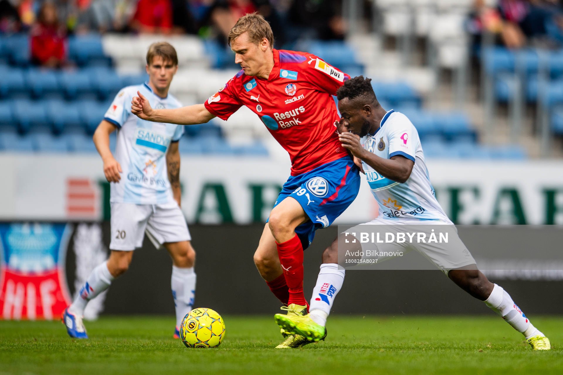 Helsingborgs Andri Runar Bjarnason och Gefles Isaac Shaze i en kamp om bollen under fotbollsmatchen i Superettan mellan Helsingborg och Gefle den 25 augusti 2018 i Helsingborg.