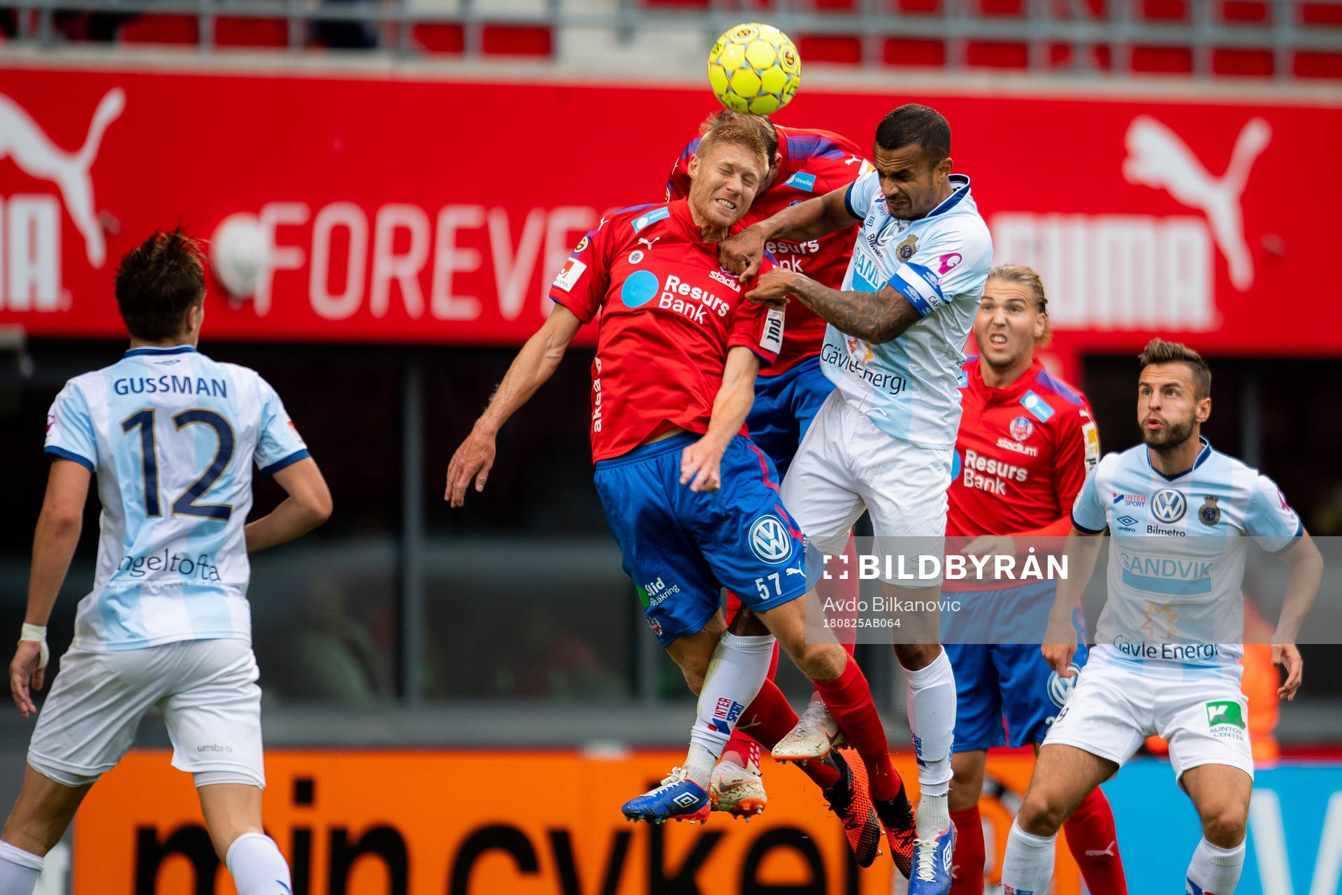 Helsingborgs Markus Holgersson och Andreas Granqvist i nickduell mot Gefles Netan Sansaraunder fotbollsmatchen i Superettan mellan Helsingborg och Gefle den 25 augusti 2018 i Helsingborg.