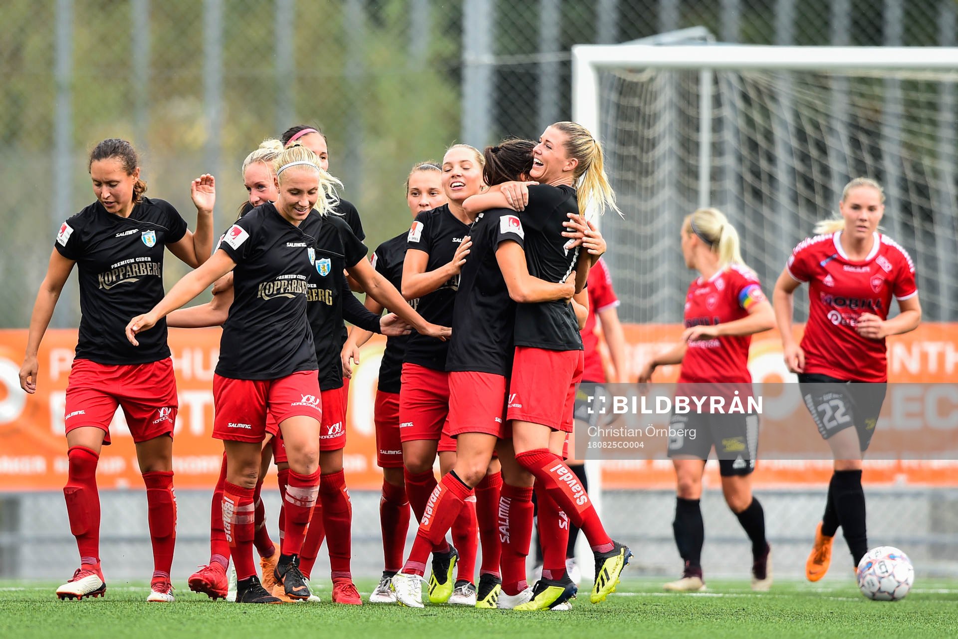 Göteborgs Olivia Schough blir omkramad
