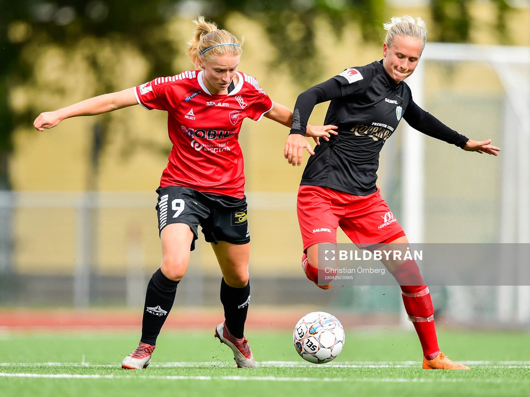 Göteborgs Filippa Curmark och Limhamn Bunkeflos Amanda Kander i en kamp om bollen under fotbollsmatchen i Damallsvenskan mellan LB07 och Kopparbergs/Göteborg den 25 augusti 2018 i Malmö.