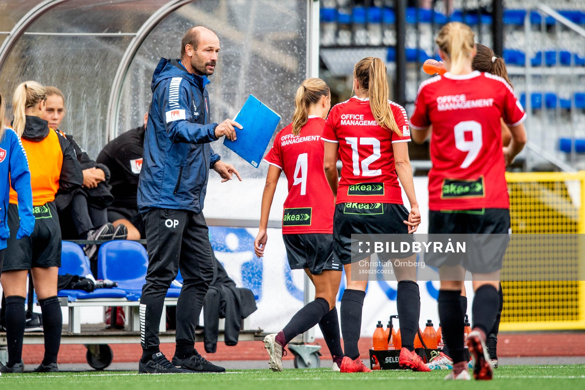Limhamn Bunkeflos tränare Otto Persson med Elin Björklund, Hanna Persson och Amanda Kander under fotbollsmatchen i Damallsvenskan mellan LB07 och Kopparbergs/Göteborg den 25 augusti 2018 i Malmö.