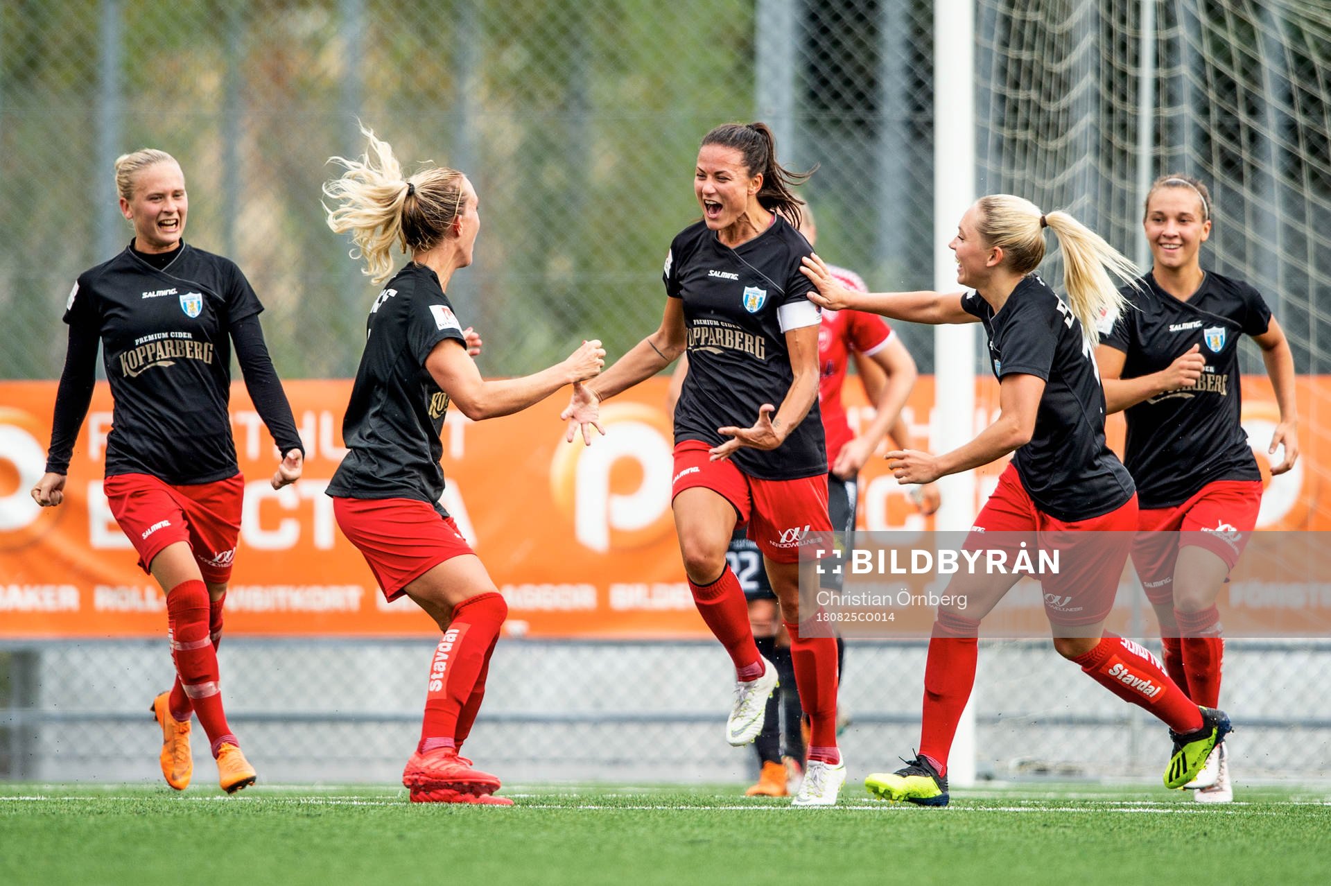 Göteborgs Beata Kollmats jublar med lagkamraterna efter 0-1 under fotbollsmatchen i Damallsvenskan mellan LB07 och Kopparbergs/Göteborg den 25 augusti 2018 i Malmö.